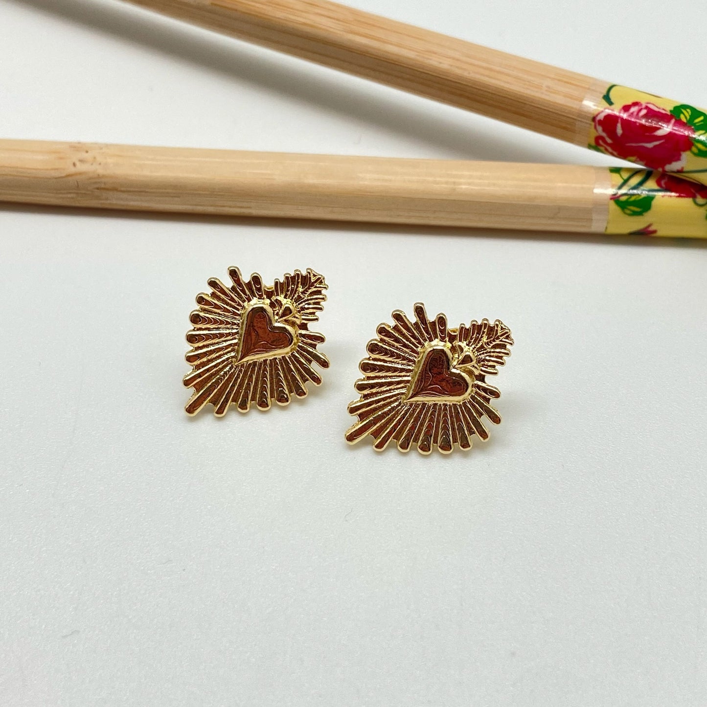 XO227 Aro Corazón Detente con Rayos 20x15 mm Aro Baño Oro Aros Bañados hecho de Bronce Bañado en Oro 18K Joyas Bañadas en Oro