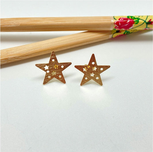 XO228 Aro Estrella y Mini Estrellas Caladas 18x18 mm Aro Baño Oro Aros Bañados hecho de Bronce Bañado en Oro 18K Joyas Bañadas en Oro