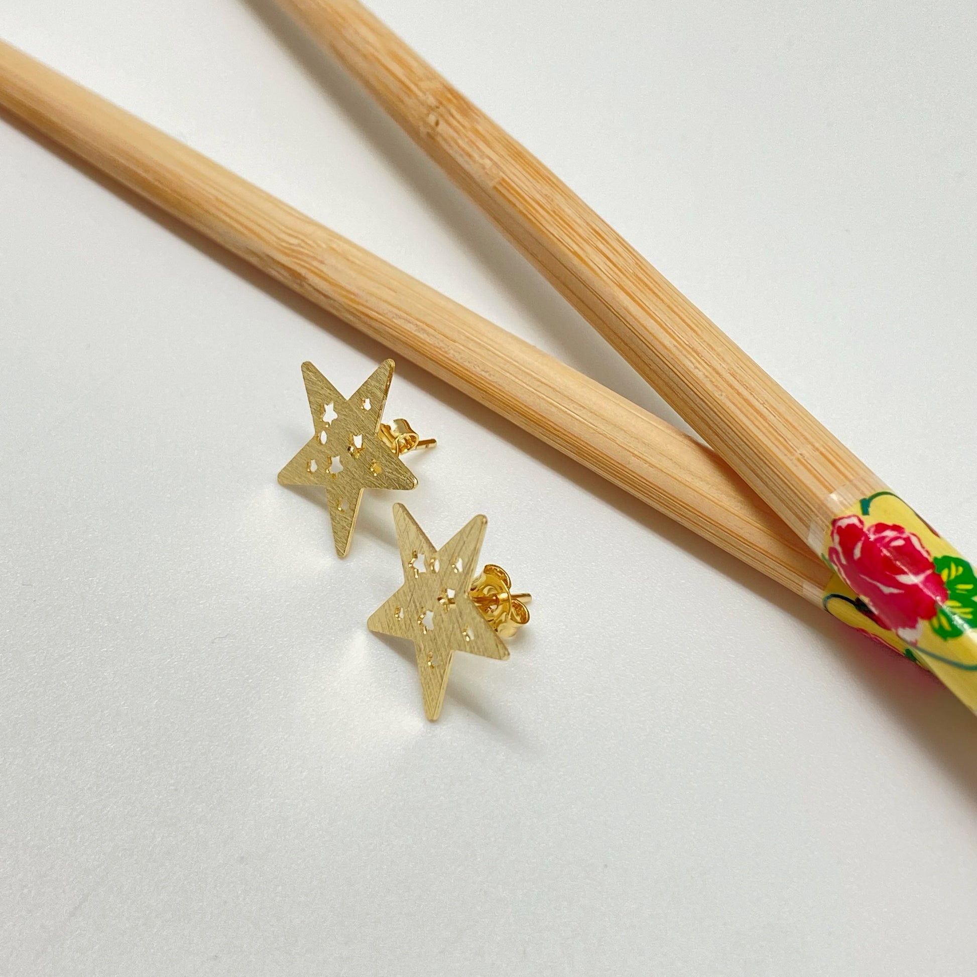 XO228 Aro Estrella y Mini Estrellas Caladas 18x18 mm Aro Baño Oro Aros Bañados hecho de Bronce Bañado en Oro 18K Joyas Bañadas en Oro