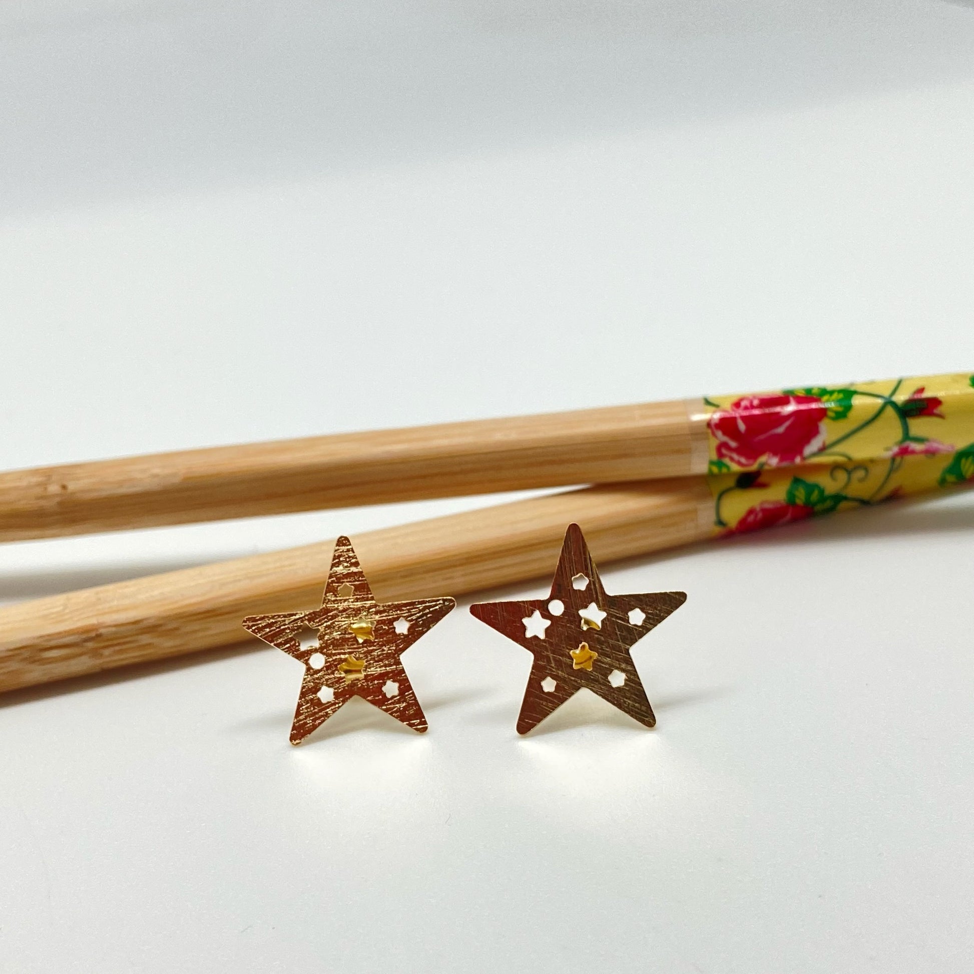 XO228 Aro Estrella y Mini Estrellas Caladas 18x18 mm Aro Baño Oro Aros Bañados hecho de Bronce Bañado en Oro 18K Joyas Bañadas en Oro
