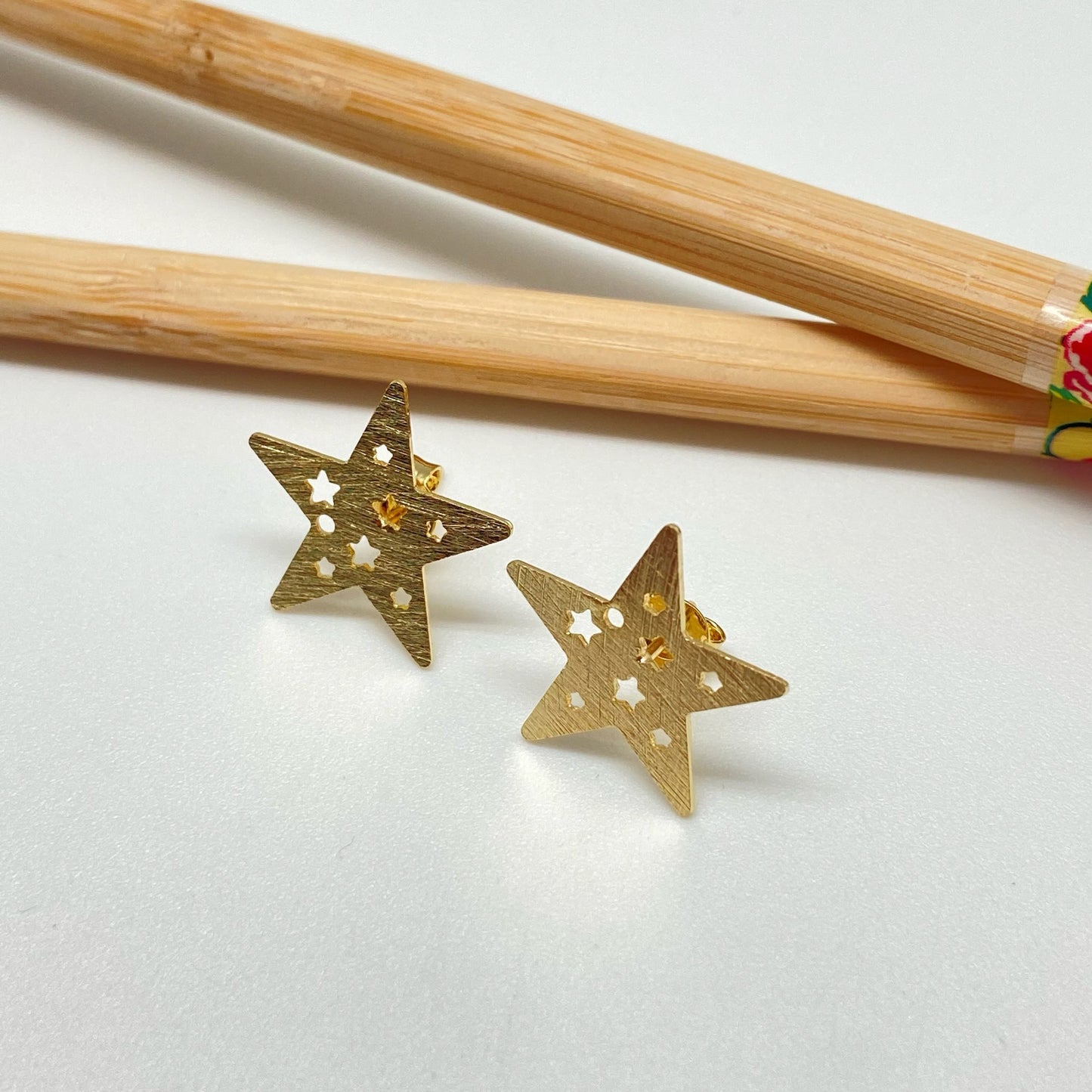 XO228 Aro Estrella y Mini Estrellas Caladas 18x18 mm Aro Baño Oro Aros Bañados hecho de Bronce Bañado en Oro 18K Joyas Bañadas en Oro