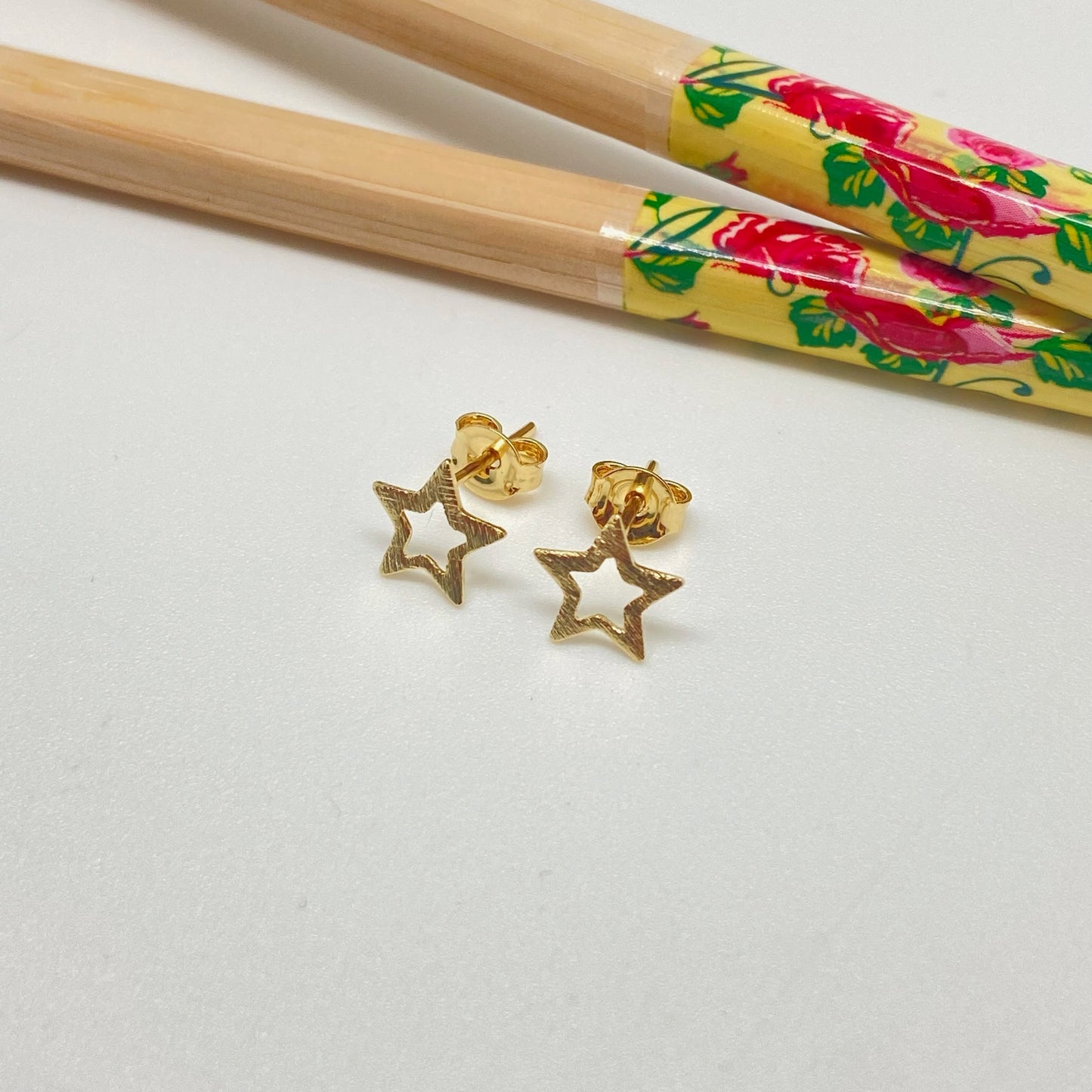 XO229 Aro Estrella Calada Lijada 9mm Aro Baño Oro Aros Bañados hecho de Bronce Bañado en Oro 18K Joyas Bañadas en Oro