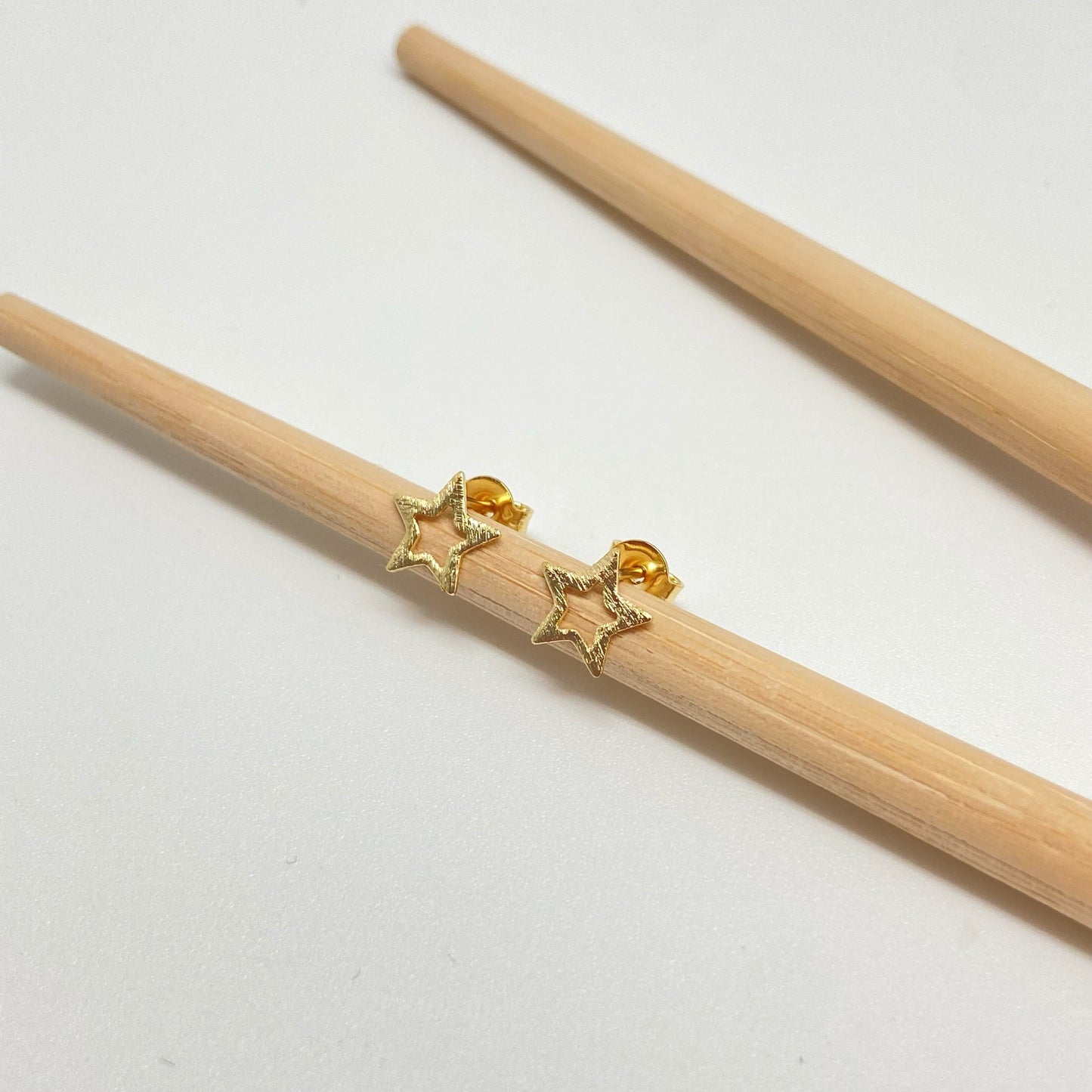 XO229 Aro Estrella Calada Lijada 9mm Aro Baño Oro Aros Bañados hecho de Bronce Bañado en Oro 18K Joyas Bañadas en Oro