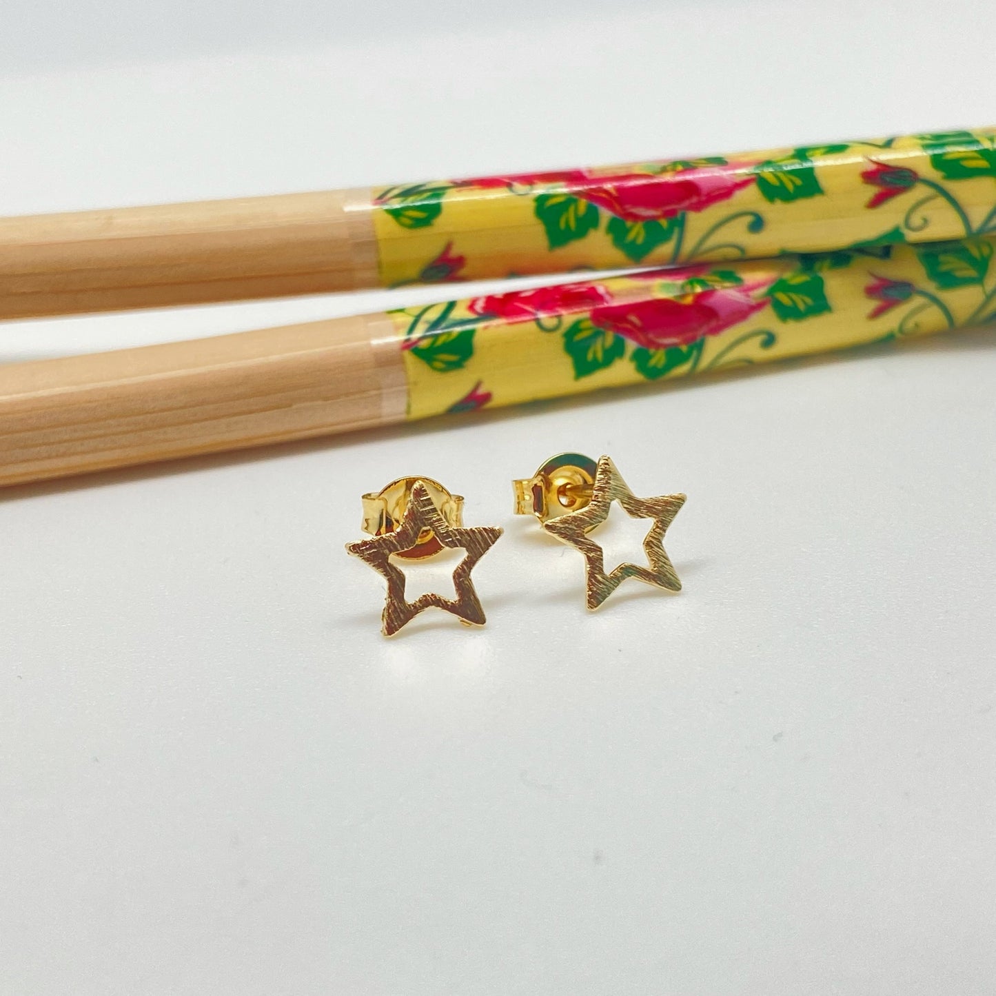 XO229 Aro Estrella Calada Lijada 9mm Aro Baño Oro Aros Bañados hecho de Bronce Bañado en Oro 18K Joyas Bañadas en Oro