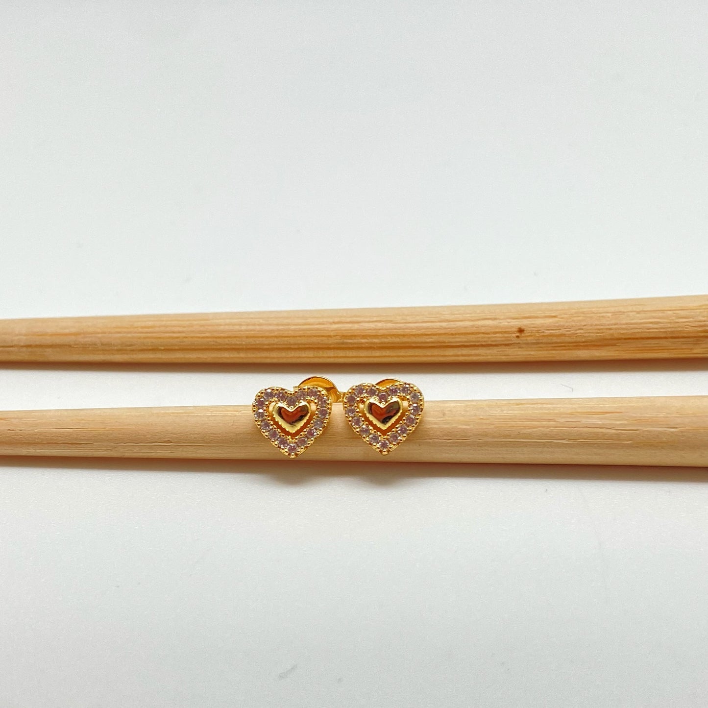 XO230 Aro Corazón con Borde con Circones 7 mm Aro Baño Oro Aros Bañados hecho de Bronce Bañado en Oro 18K Joyas Bañadas en Oro