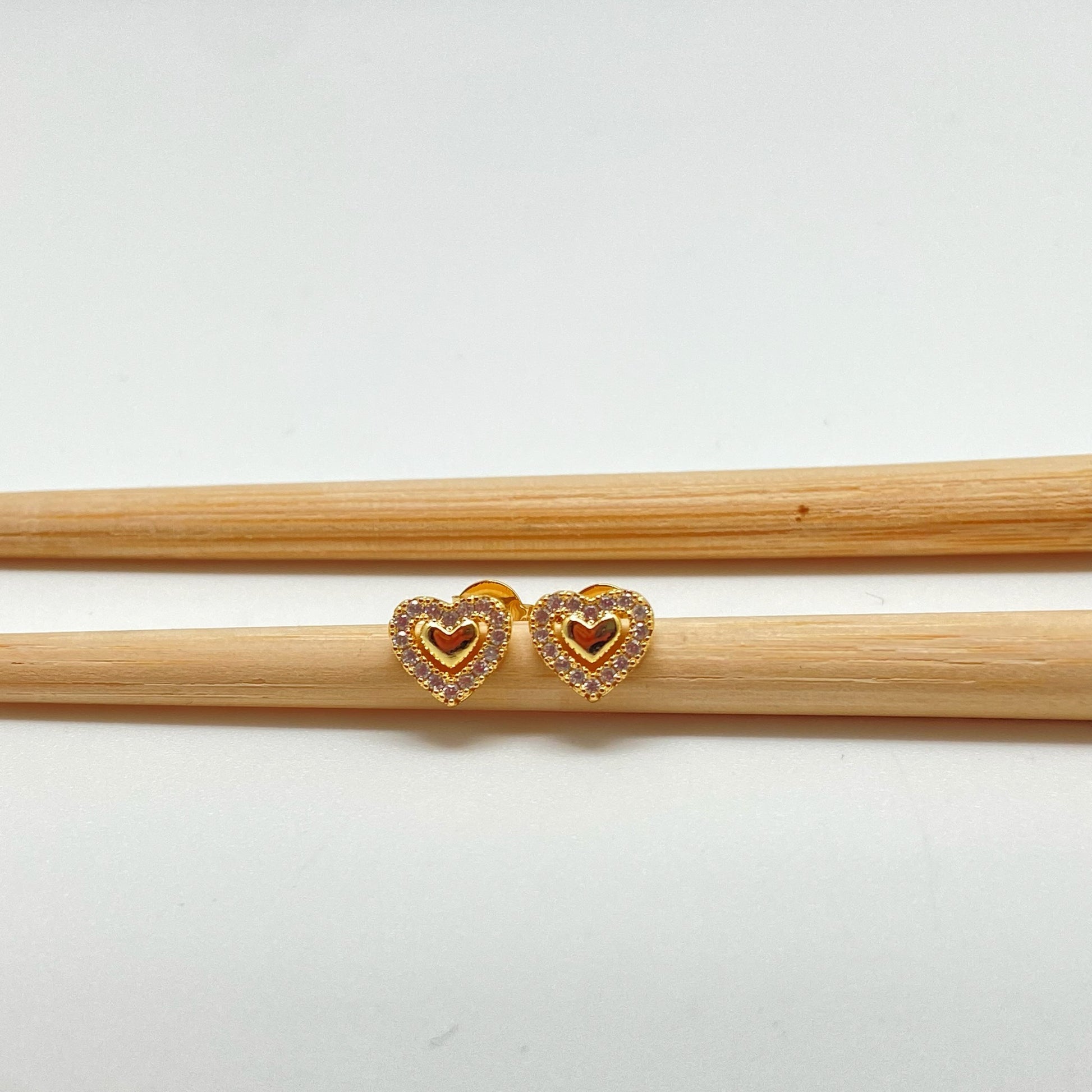 XO230 Aro Corazón con Borde con Circones 7 mm Aro Baño Oro Aros Bañados hecho de Bronce Bañado en Oro 18K Joyas Bañadas en Oro