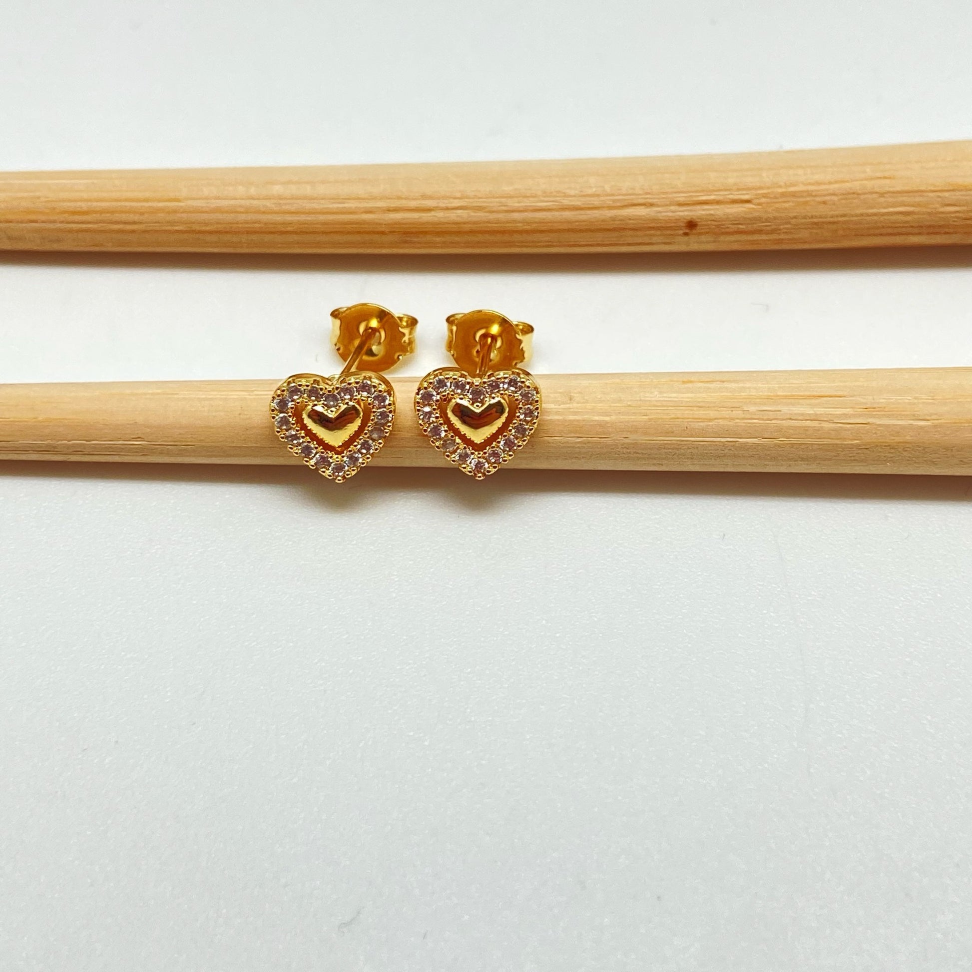 XO230 Aro Corazón con Borde con Circones 7 mm Aro Baño Oro Aros Bañados hecho de Bronce Bañado en Oro 18K Joyas Bañadas en Oro