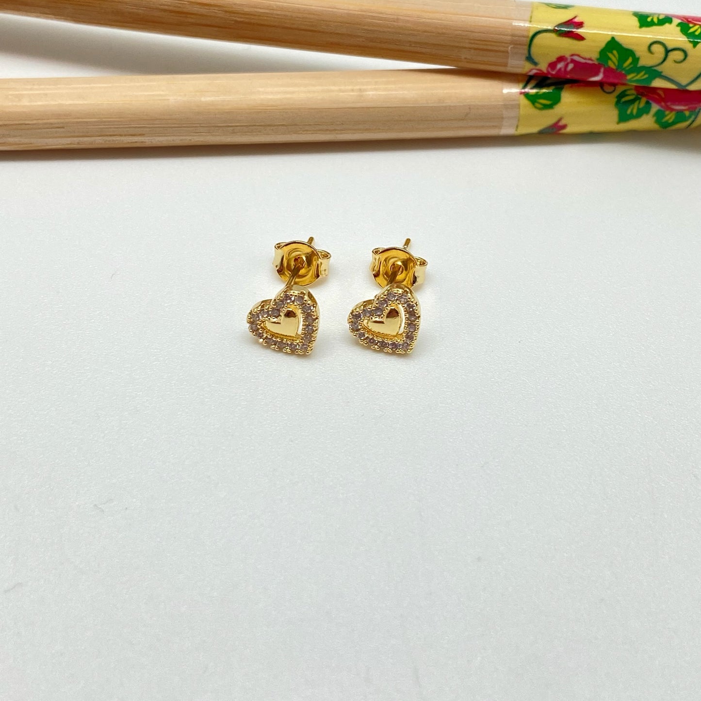 XO230 Aro Corazón con Borde con Circones 7 mm Aro Baño Oro Aros Bañados hecho de Bronce Bañado en Oro 18K Joyas Bañadas en Oro