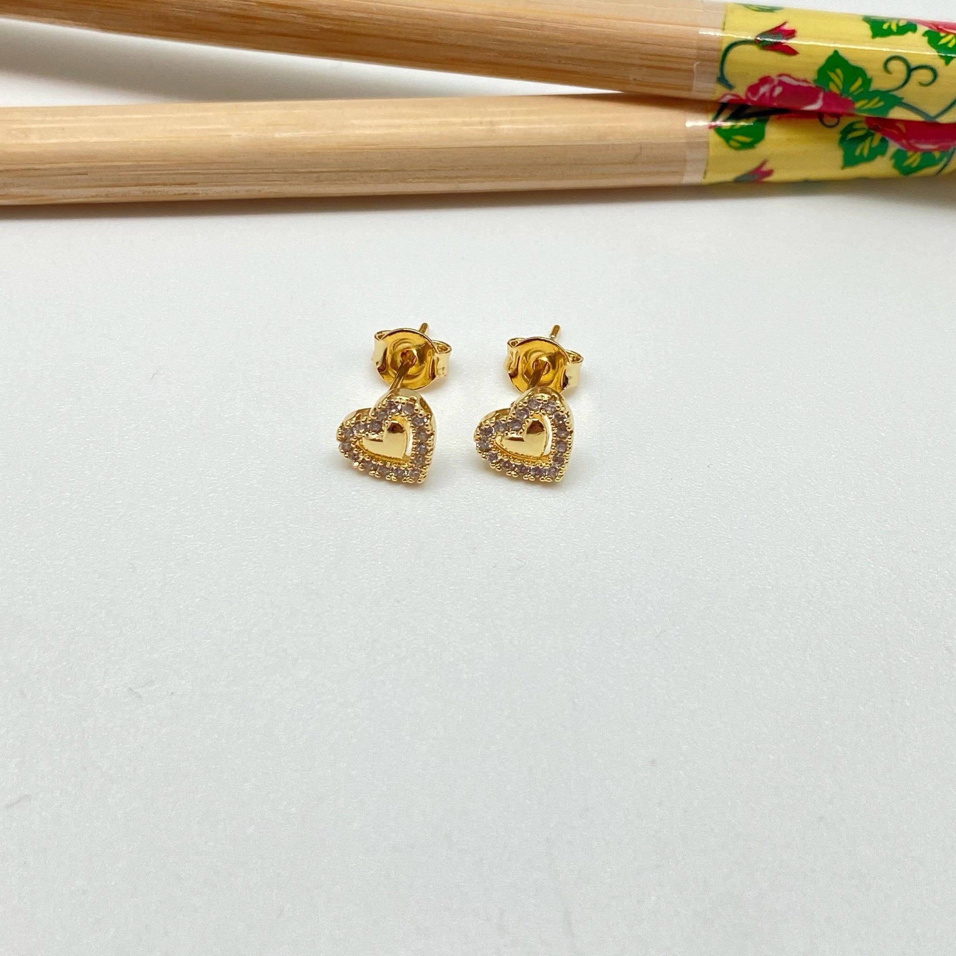 XO230 Aro Corazón con Borde con Circones 7 mm Aro Baño Oro Aros Bañados hecho de Bronce Bañado en Oro 18K Joyas Bañadas en Oro