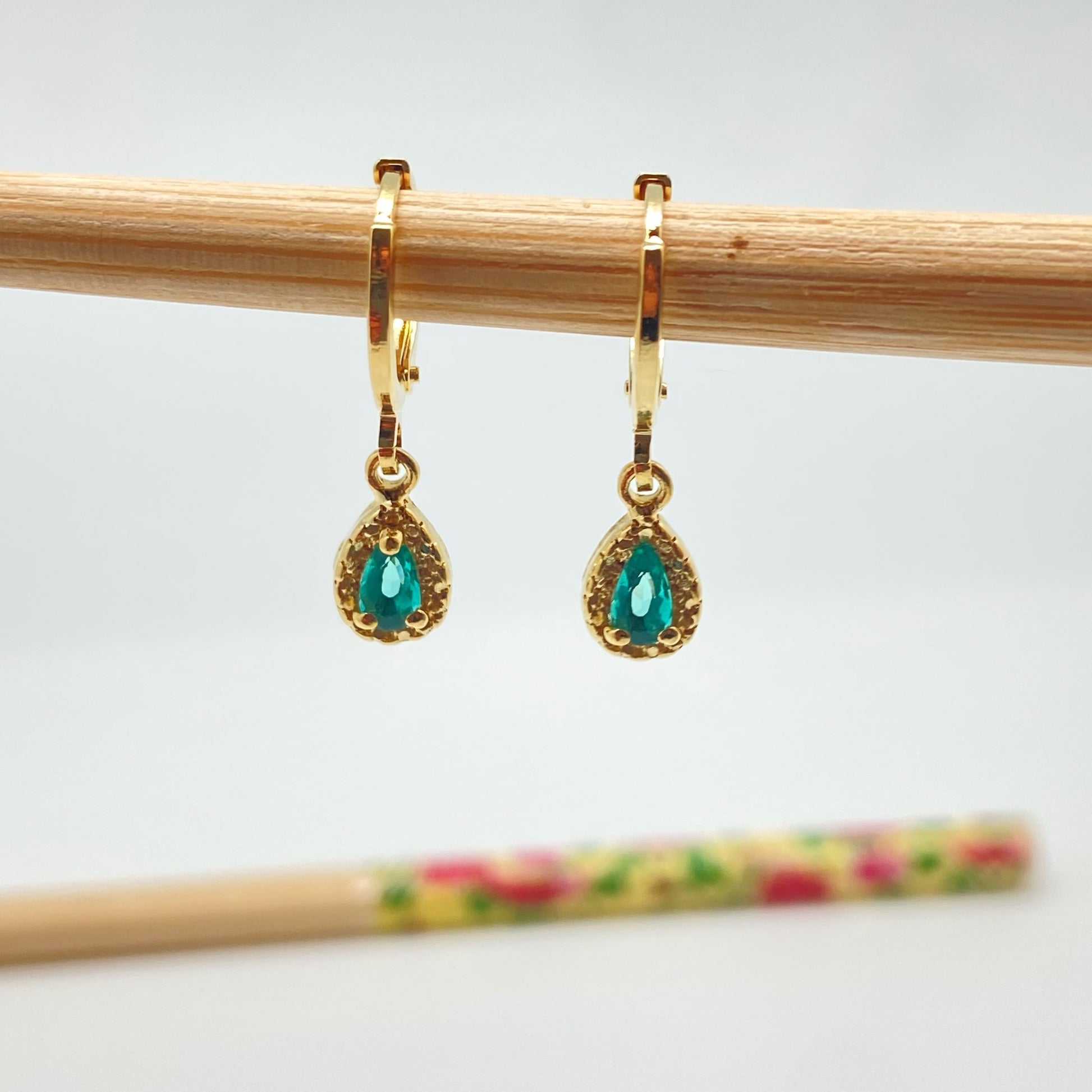 XO235 Aro Argollita con Gota Circón Verde Turmalina Borde craquelado Argolla 12 mm Gota 8x6 mm Aro Baño Plata Aros Bañados hecho de Bronce Bañado en Oro 18K Joyas Bañadas en Oro