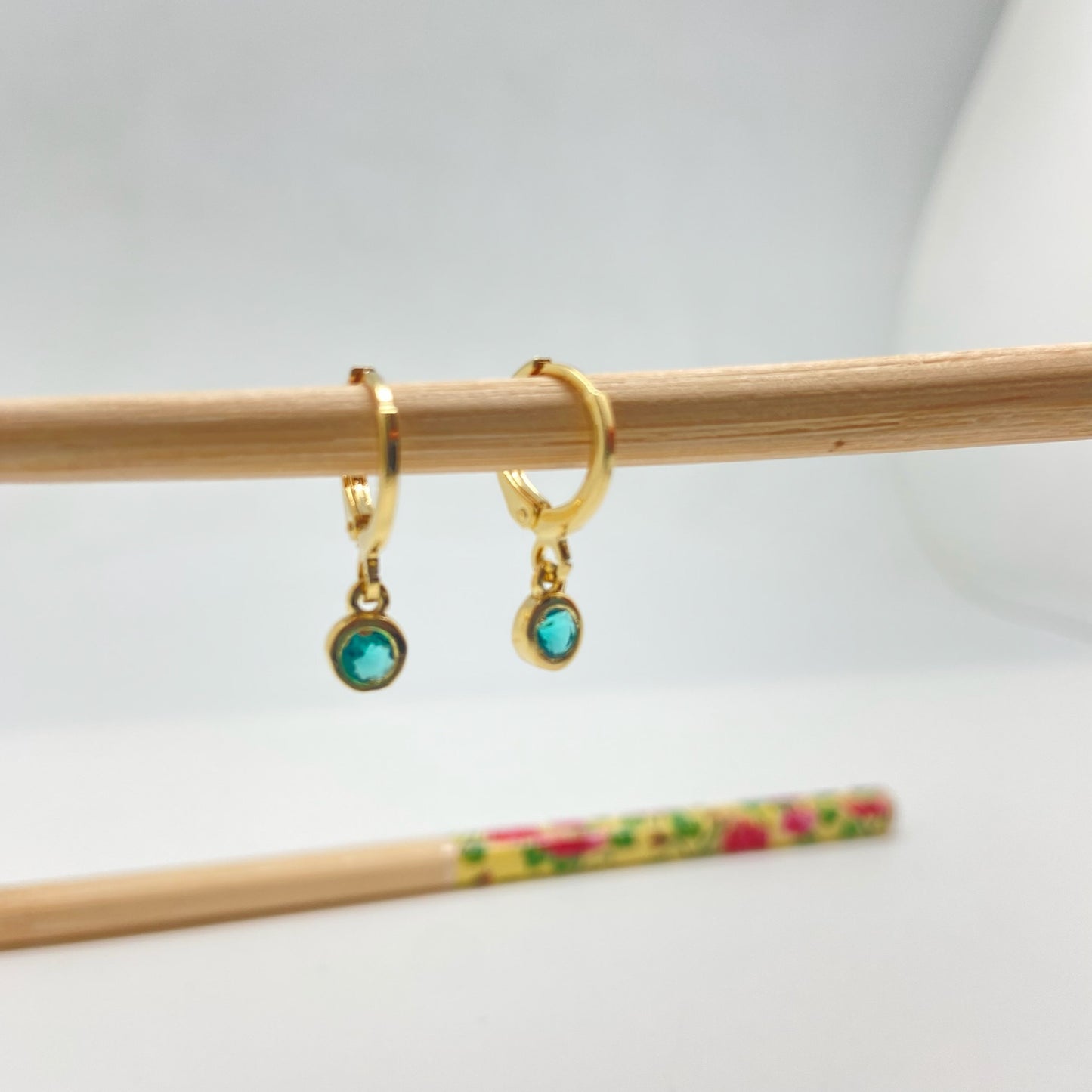 XO236 Aro Argollita con Punto de Luz Color Verde Turmalina Argolla 12 mm Colgante 4 mm Aro Baño Plata Aros Bañados hecho de Bronce Bañado en Oro 18K Joyas Bañadas en Oro