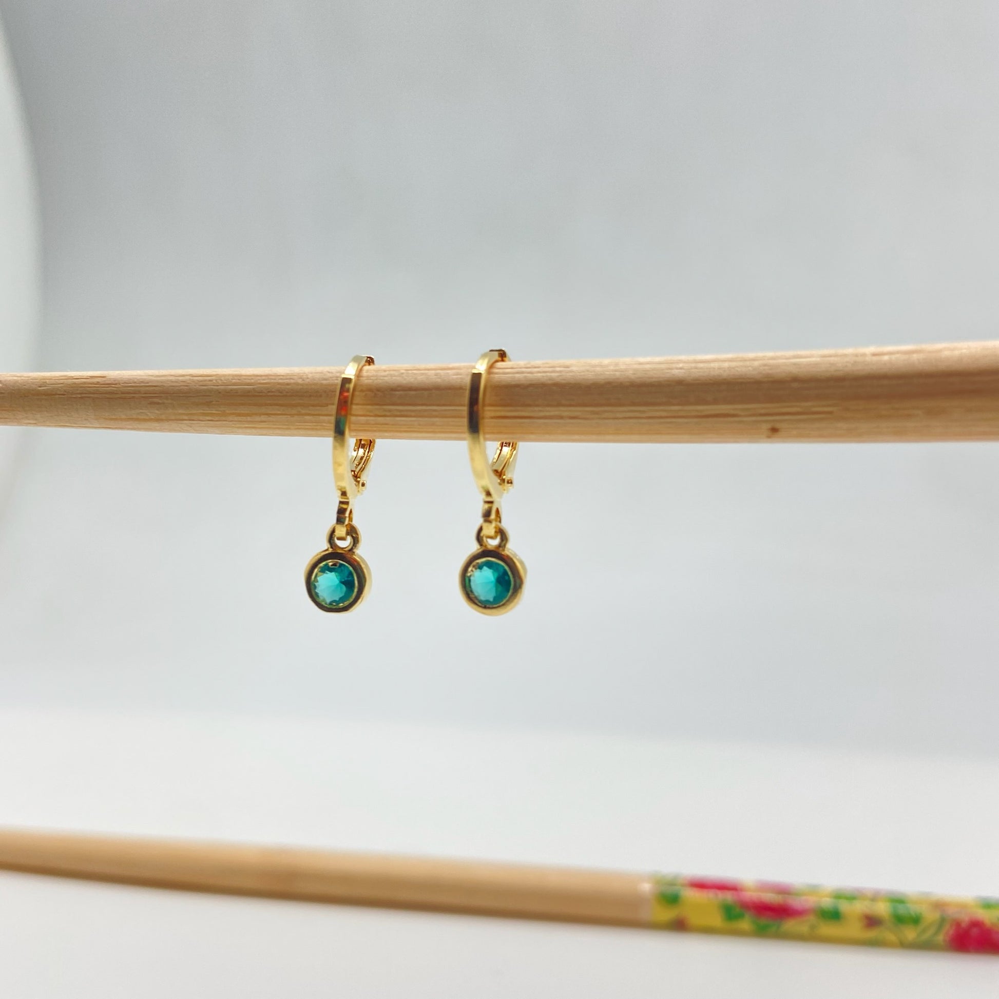 XO236 Aro Argollita con Punto de Luz Color Verde Turmalina Argolla 12 mm Colgante 4 mm Aro Baño Plata Aros Bañados hecho de Bronce Bañado en Oro 18K Joyas Bañadas en Oro