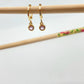 XO238 Aro Argollita con Punto de Luz Color Cuarzo Rosa Argolla 12 mm Colgante 4 mm Aro Baño Oro Aros Bañados hecho de Bronce Bañado en Oro 18K Joyas Bañadas en Oro
