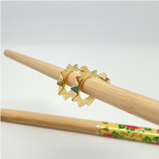XO240 Aro Argolla Mate Tipo Spike Argolla 13 mm más Puntas Total 18 mm Aro Baño Oro Aros Bañados hecho de Bronce Bañado en Oro 18K Joyas Bañadas en Oro