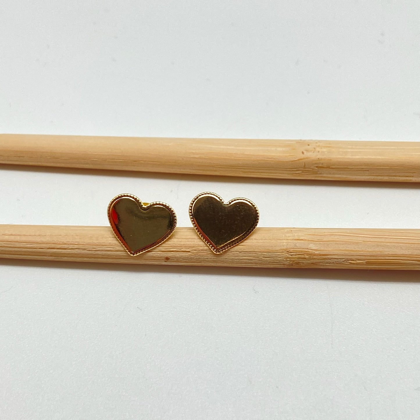 XO241 Aro Corazón Borde con Puntitos 11x12 mm Aro Baño Oro Aros Bañados hecho de Bronce Bañado en Oro 18K Joyas Bañadas en Oro