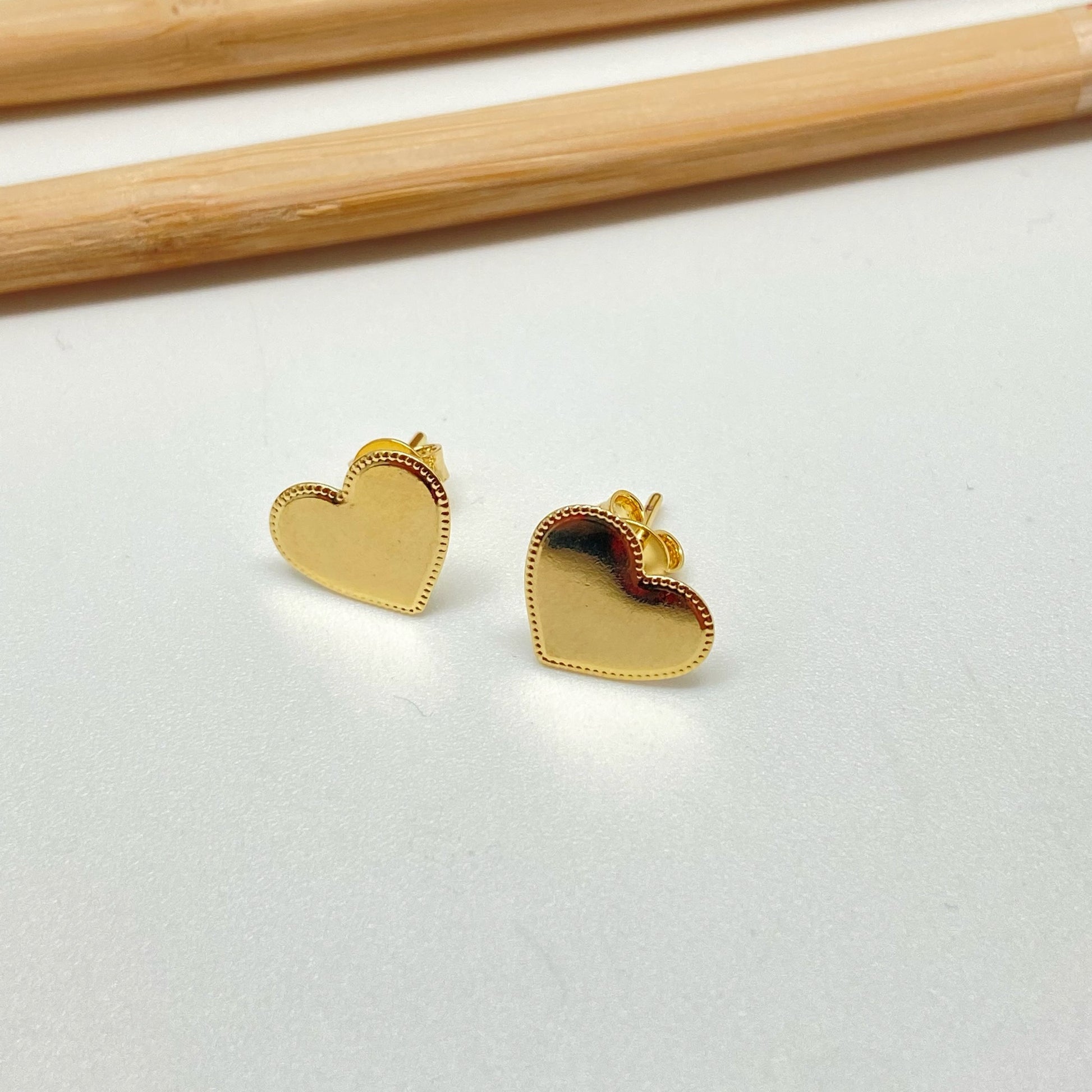 XO241 Aro Corazón Borde con Puntitos 11x12 mm Aro Baño Oro Aros Bañados hecho de Bronce Bañado en Oro 18K Joyas Bañadas en Oro