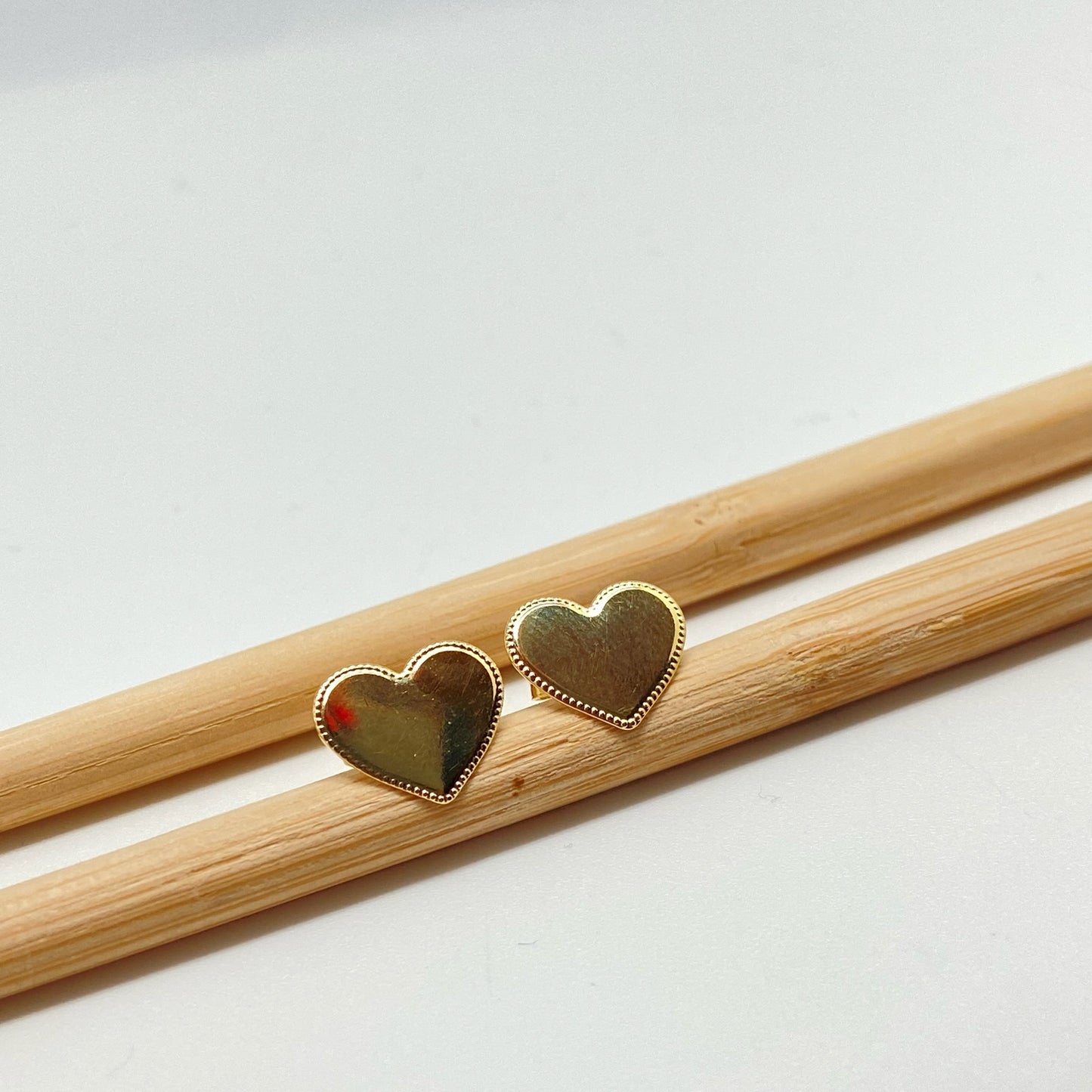 XO241 Aro Corazón Borde con Puntitos 11x12 mm Aro Baño Oro Aros Bañados hecho de Bronce Bañado en Oro 18K Joyas Bañadas en Oro