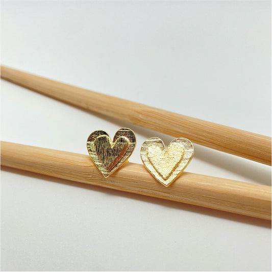 XO251 Aro Corazón con corazón en relieve lijado 13x13 mm Aro Baño Oro Aros Bañados hecho de Bronce Bañado en Oro 18K Joyas Bañadas en Oro