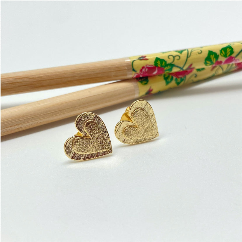 XO251 Aro Corazón con corazón en relieve lijado 13x13 mm Aro Baño Oro Aros Bañados hecho de Bronce Bañado en Oro 18K Joyas Bañadas en Oro