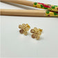 XO252 Aro Flor 5 Pétalos craquelada punto en el centro 13 mm Aro Baño Oro Aros Bañados hecho de Bronce Bañado en Oro 18K Joyas Bañadas en Oro