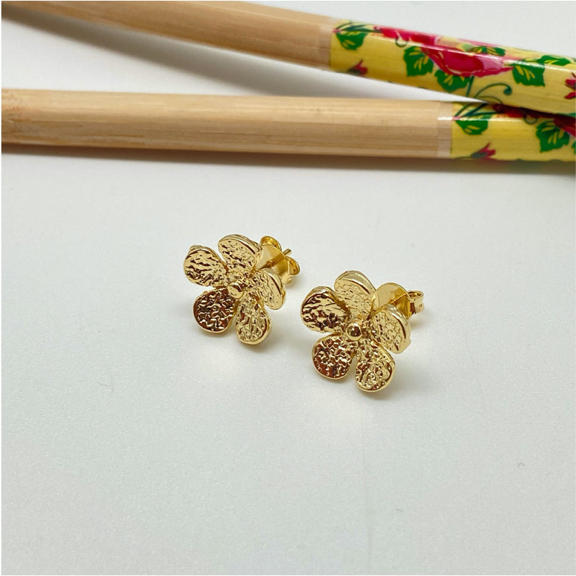 XO252 Aro Flor 5 Pétalos craquelada punto en el centro 13 mm Aro Baño Oro Aros Bañados hecho de Bronce Bañado en Oro 18K Joyas Bañadas en Oro