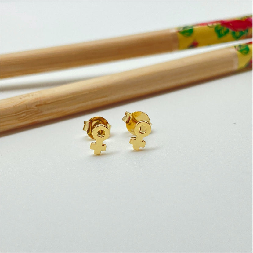 XO256 Aro Símbolo Sexo 6x3 mm Aro Baño Oro Aros Bañados hecho de Bronce Bañado en Oro 18K Joyas Bañadas en Oro