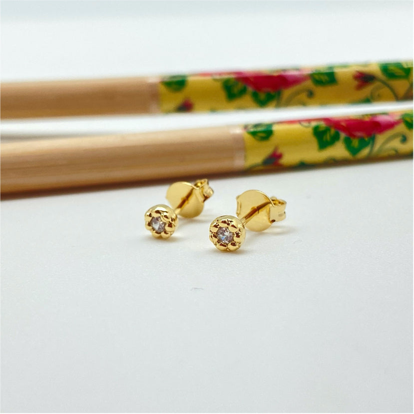 XO257 Aro Punto de Luz Mini Flor Circón Cristal Diá. 4 mm Espesor 2 mm Aro Baño Oro Aros Bañados hecho de Bronce Bañado en Oro 18K Joyas Bañadas en Oro