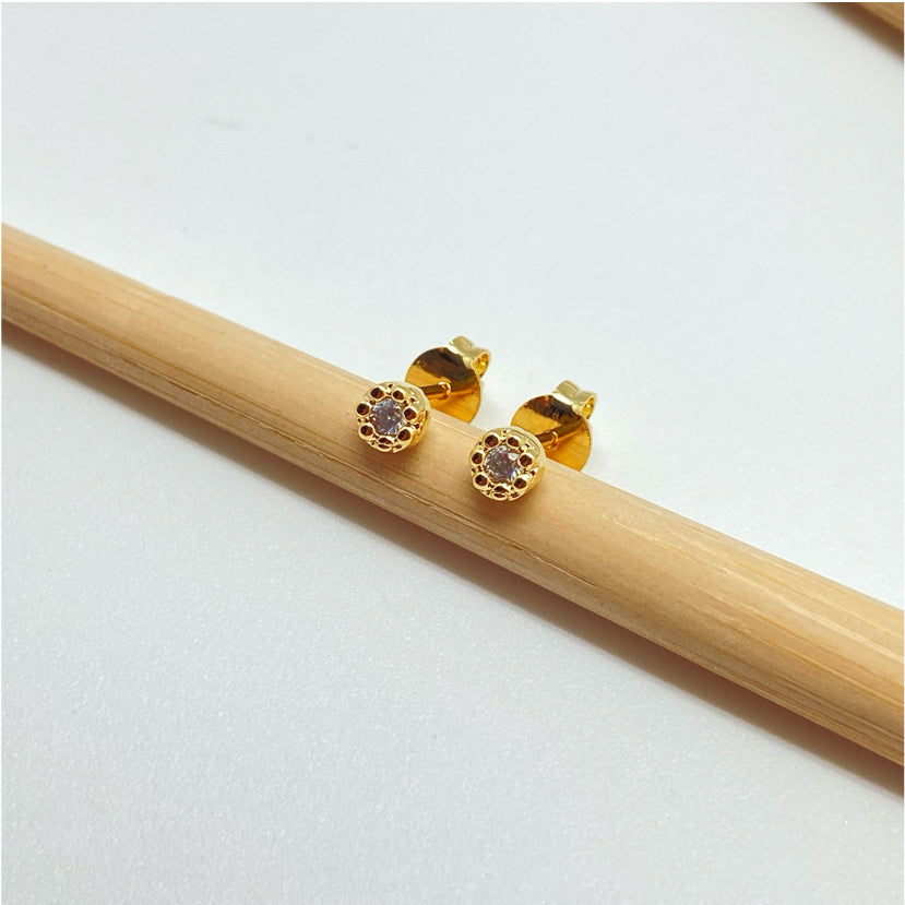 XO257 Aro Punto de Luz Mini Flor Circón Cristal Diá. 4 mm Espesor 2 mm Aro Baño Oro Aros Bañados hecho de Bronce Bañado en Oro 18K Joyas Bañadas en Oro