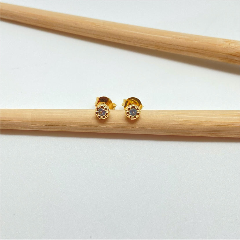 XO258 Aro Punto de Luz Mini Flor Circón Aguamarina Diá. 4 mm Espesor 2 mm Aro Baño Oro Aros Bañados hecho de Bronce Bañado en Oro 18K Joyas Bañadas en Oro