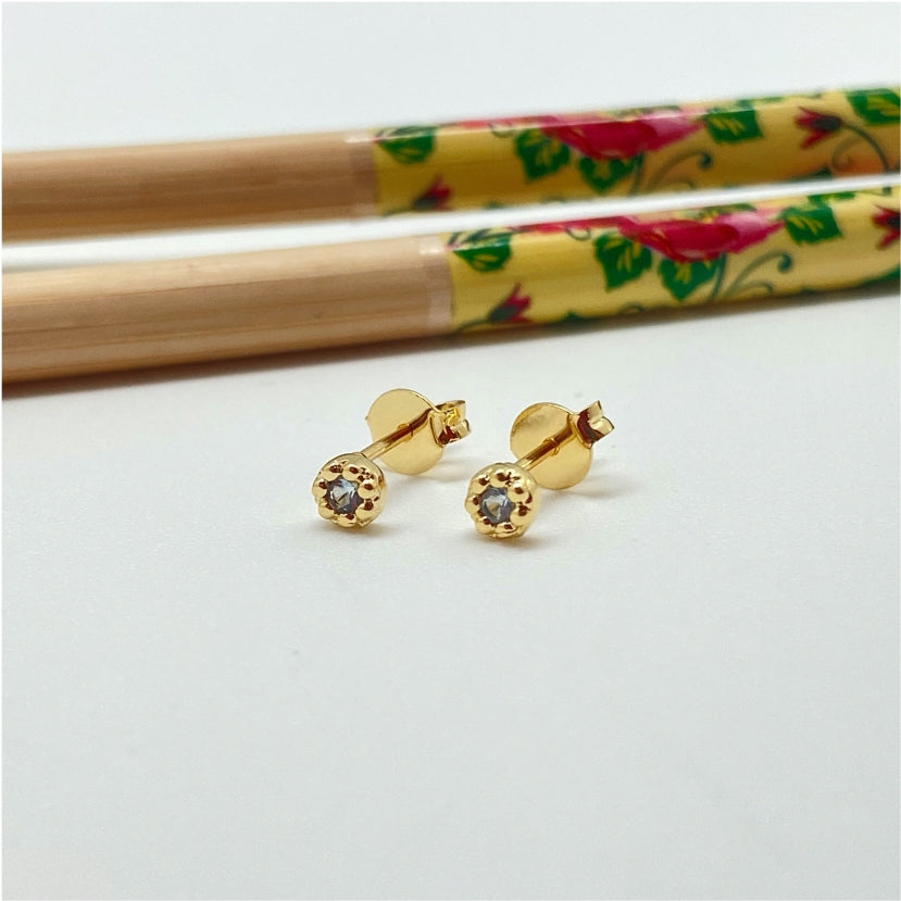 XO258 Aro Punto de Luz Mini Flor Circón Aguamarina Diá. 4 mm Espesor 2 mm Aro Baño Oro Aros Bañados hecho de Bronce Bañado en Oro 18K Joyas Bañadas en Oro