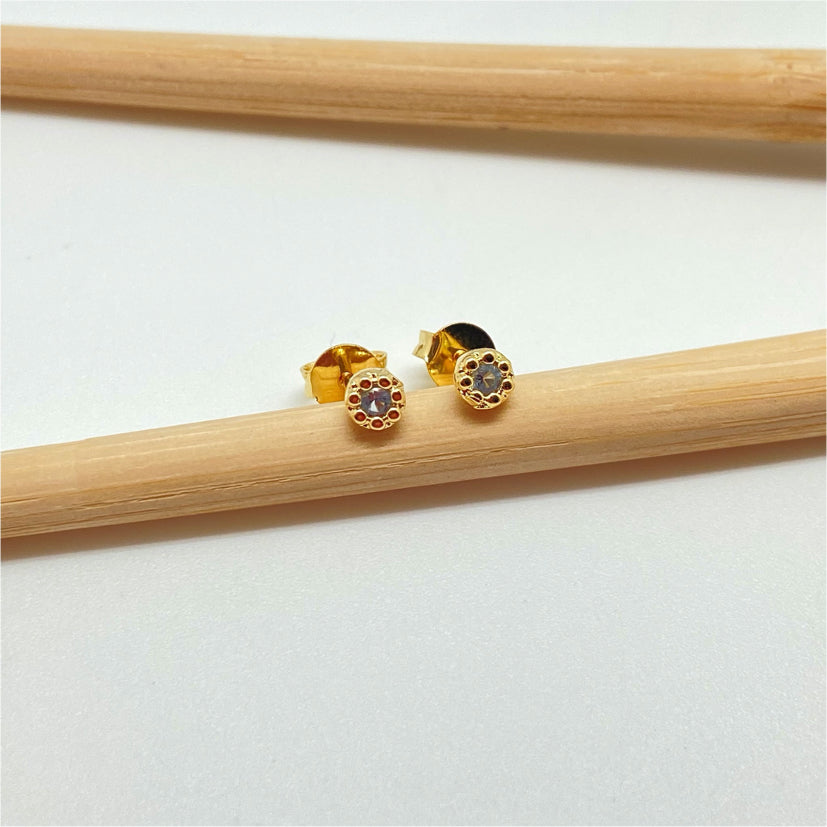 XO258 Aro Punto de Luz Mini Flor Circón Aguamarina Diá. 4 mm Espesor 2 mm Aro Baño Oro Aros Bañados hecho de Bronce Bañado en Oro 18K Joyas Bañadas en Oro