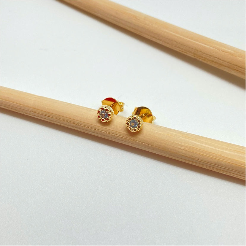 XO258 Aro Punto de Luz Mini Flor Circón Aguamarina Diá. 4 mm Espesor 2 mm Aro Baño Oro Aros Bañados hecho de Bronce Bañado en Oro 18K Joyas Bañadas en Oro