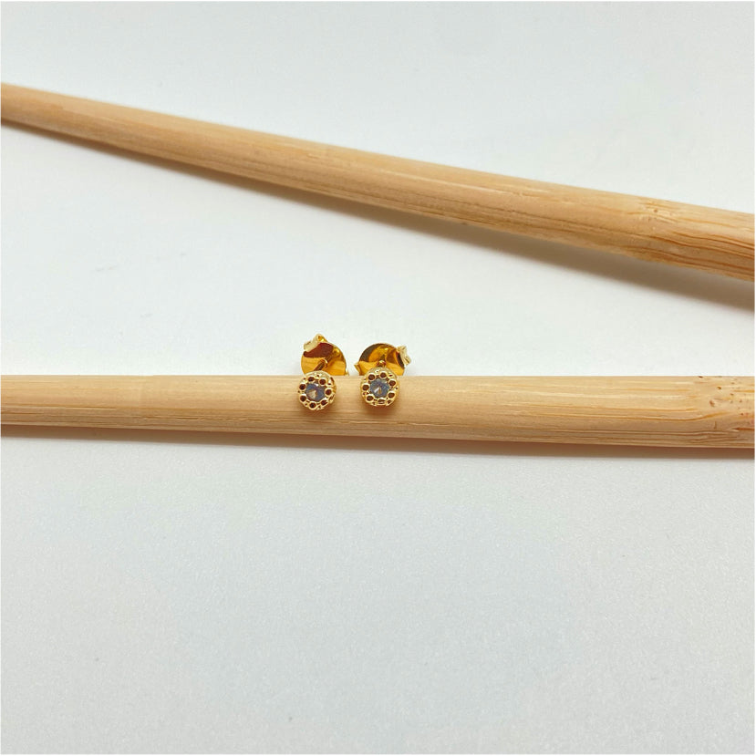 XO258 Aro Punto de Luz Mini Flor Circón Aguamarina Diá. 4 mm Espesor 2 mm Aro Baño Oro Aros Bañados hecho de Bronce Bañado en Oro 18K Joyas Bañadas en Oro