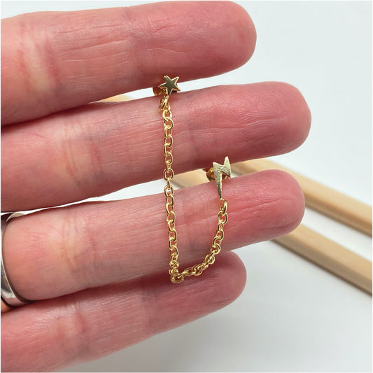 XO261 Aro Doble Mini Rayo 9x3 mm y Mini Estrella 6 mm unidos por cadena de 7 mm largo Aro Baño Oro Aros Bañados hecho de Bronce Bañado en Oro 18K Joyas Bañadas en Oro