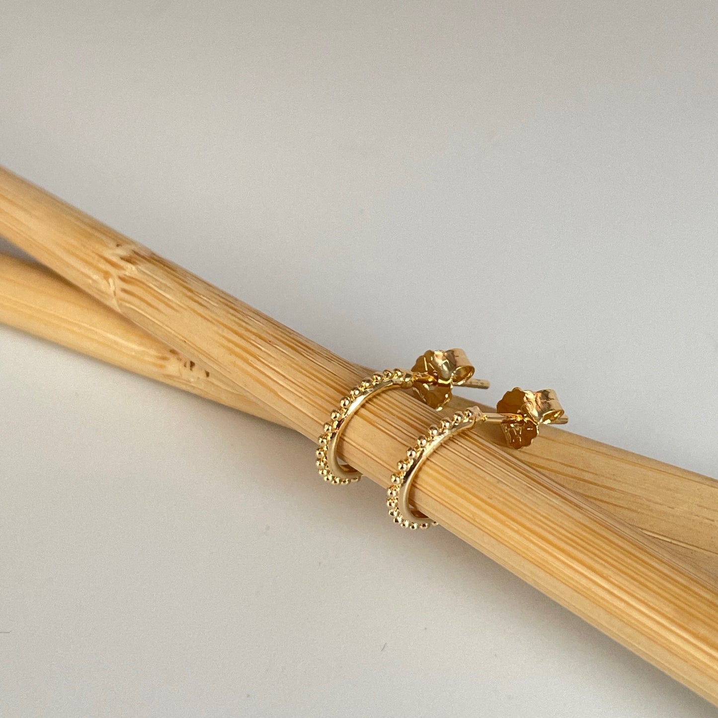 XO310 Aro Argolla con bolitas diá. 10 mm Grosor 1 mm Aro Baño Oro Aros Bañados hecho de Bronce Bañado en Oro 18K Joyas Bañadas en Oro
