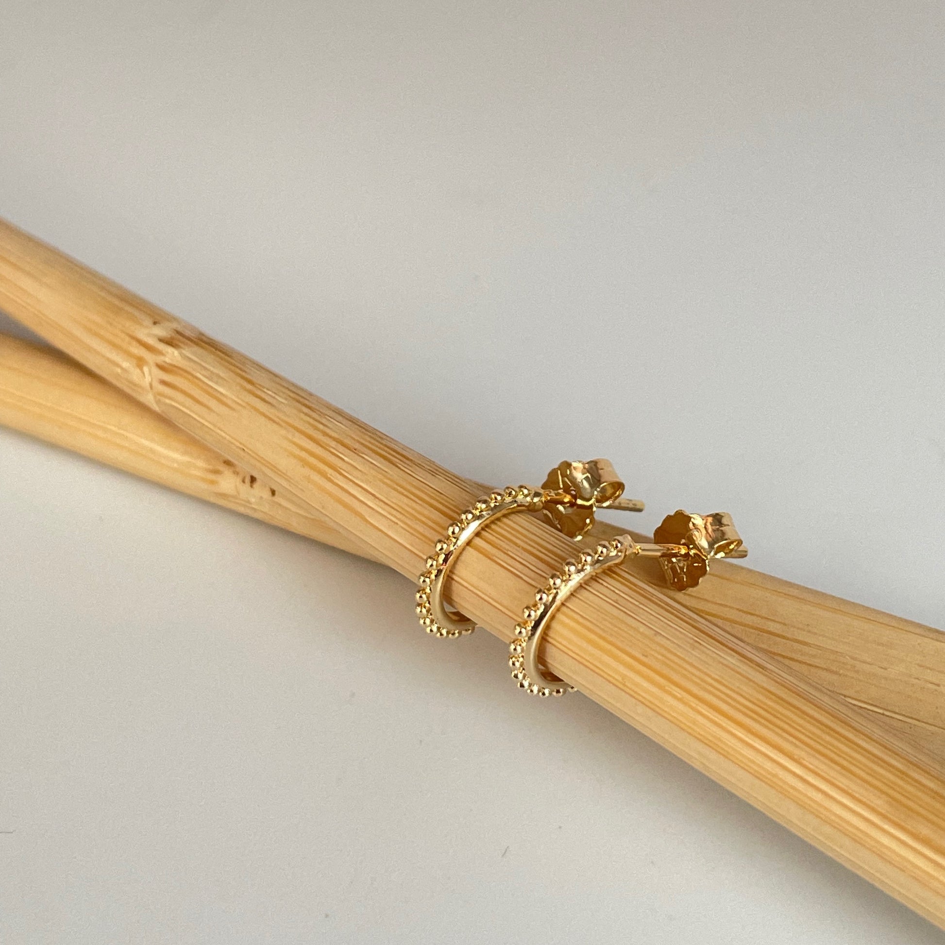 XO310 Aro Argolla con bolitas diá. 10 mm Grosor 1 mm Aro Baño Oro Aros Bañados hecho de Bronce Bañado en Oro 18K Joyas Bañadas en Oro