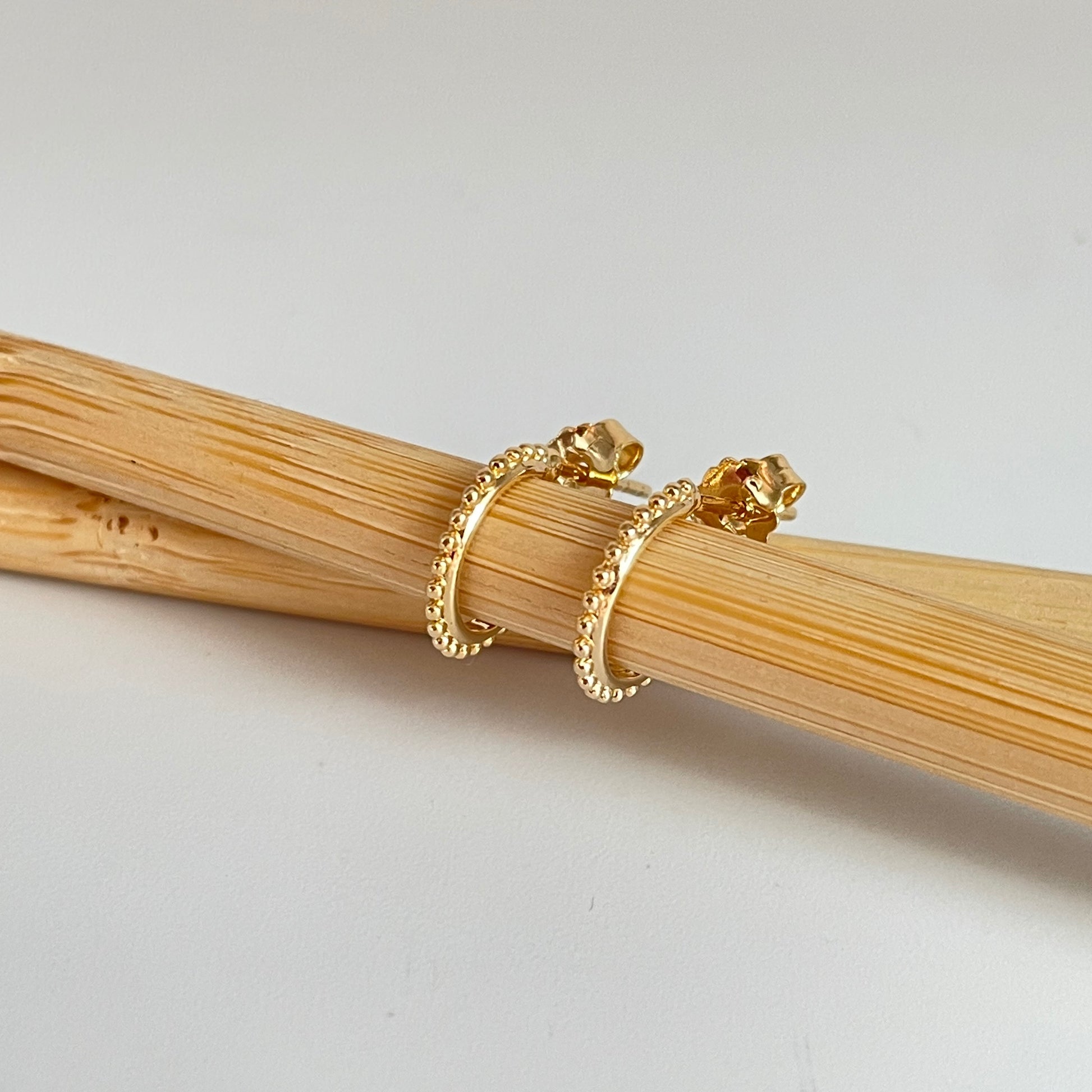 XO310 Aro Argolla con bolitas diá. 10 mm Grosor 1 mm Aro Baño Oro Aros Bañados hecho de Bronce Bañado en Oro 18K Joyas Bañadas en Oro