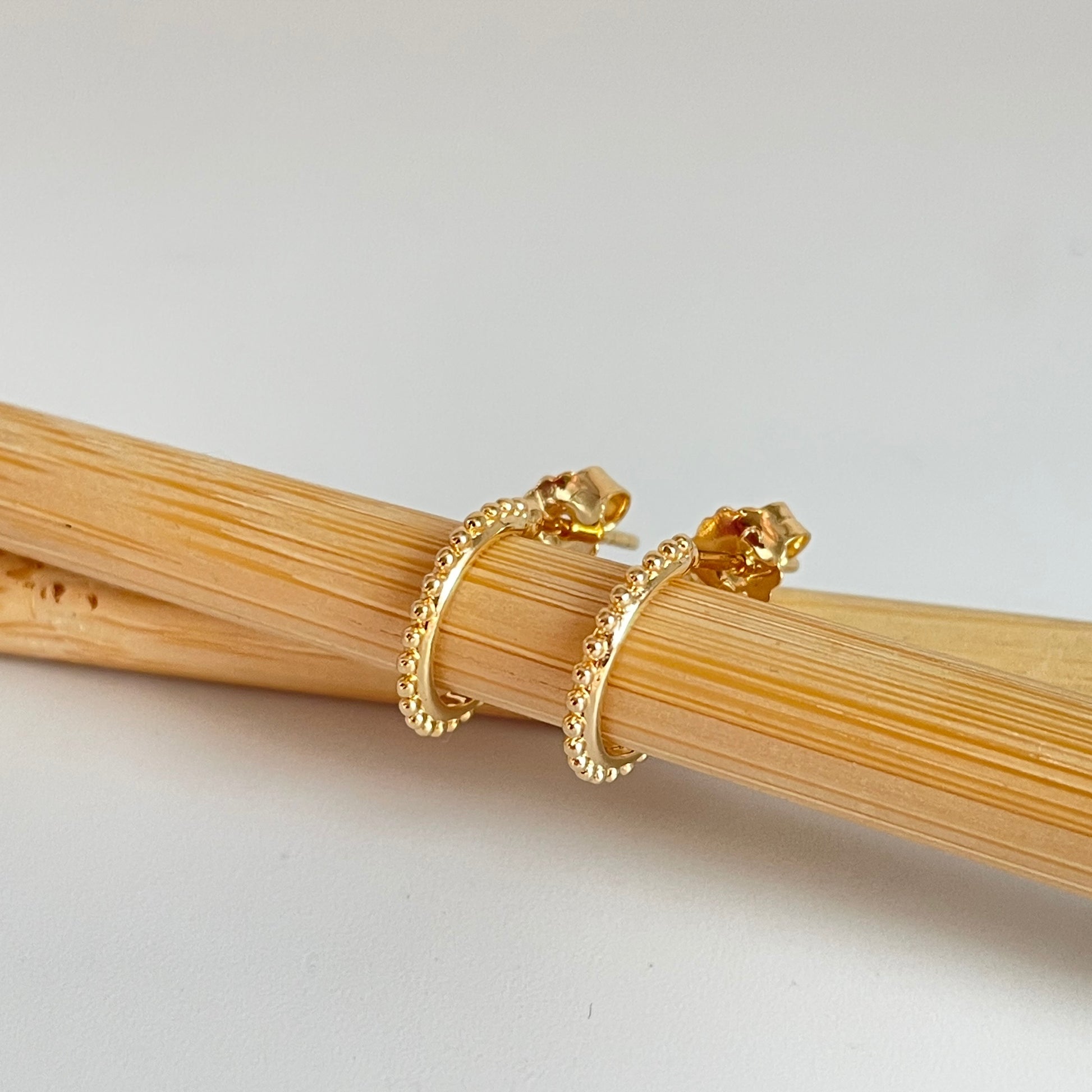 XO310 Aro Argolla con bolitas diá. 10 mm Grosor 1 mm Aro Baño Oro Aros Bañados hecho de Bronce Bañado en Oro 18K Joyas Bañadas en Oro