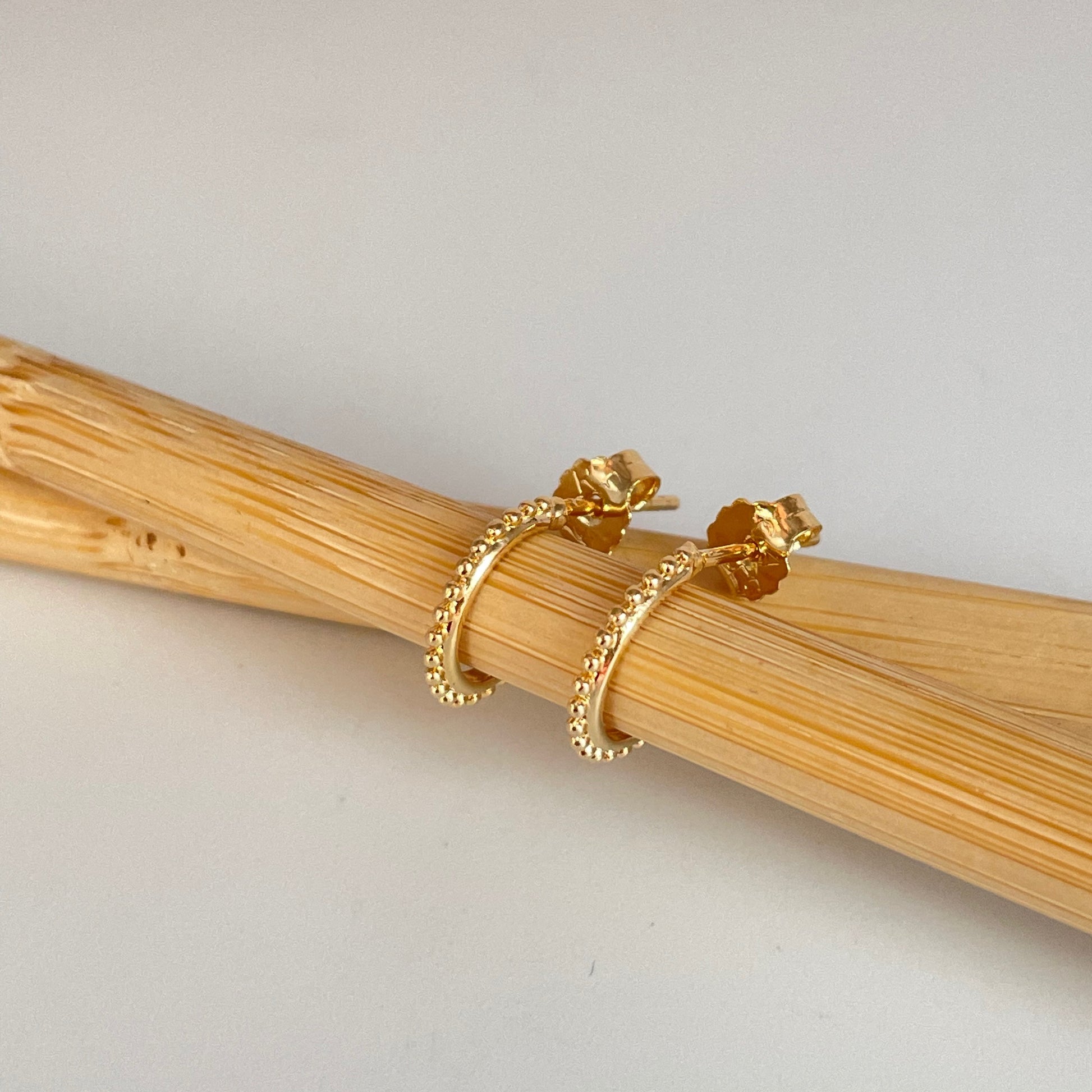XO310 Aro Argolla con bolitas diá. 10 mm Grosor 1 mm Aro Baño Oro Aros Bañados hecho de Bronce Bañado en Oro 18K Joyas Bañadas en Oro