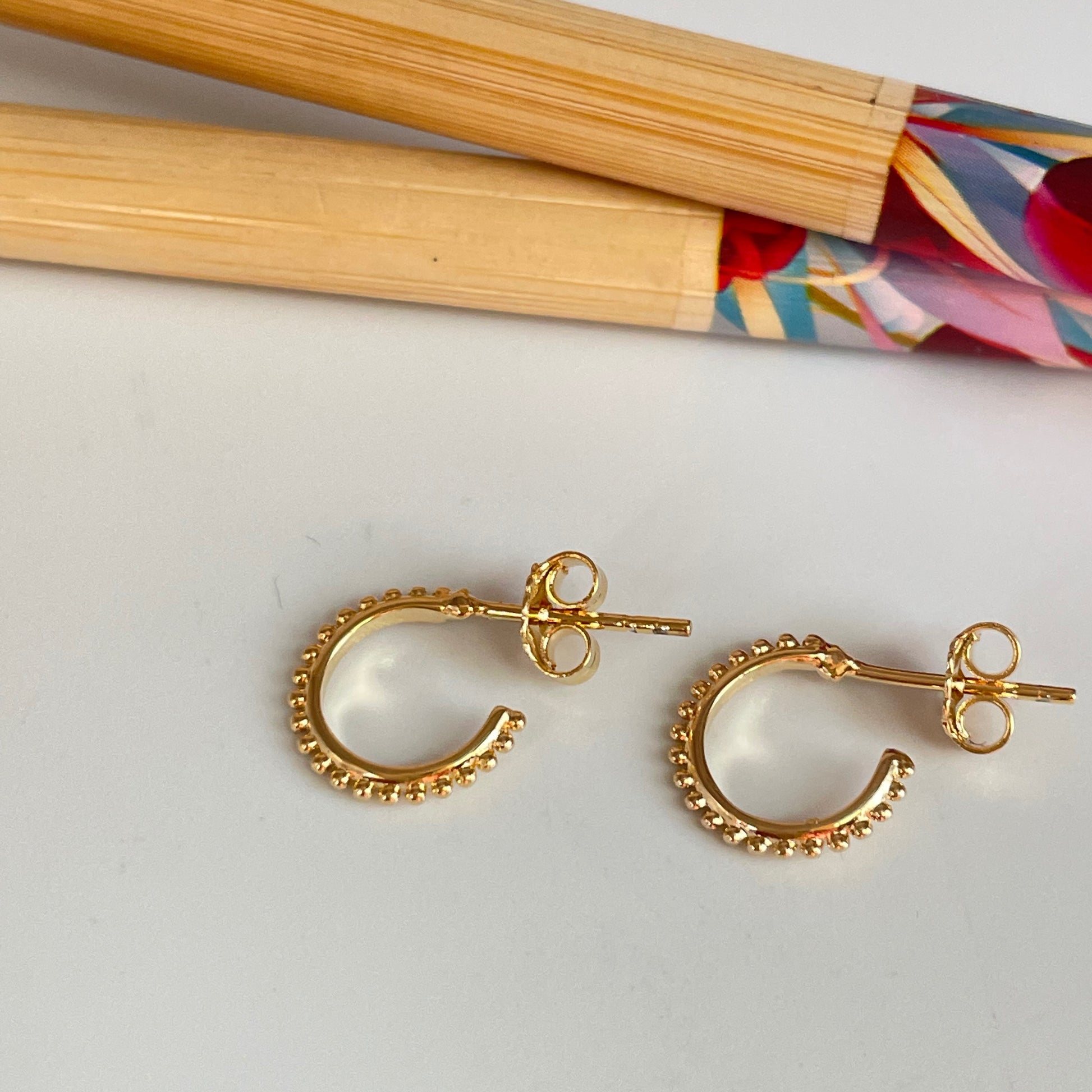 XO310 Aro Argolla con bolitas diá. 10 mm Grosor 1 mm Aro Baño Oro Aros Bañados hecho de Bronce Bañado en Oro 18K Joyas Bañadas en Oro
