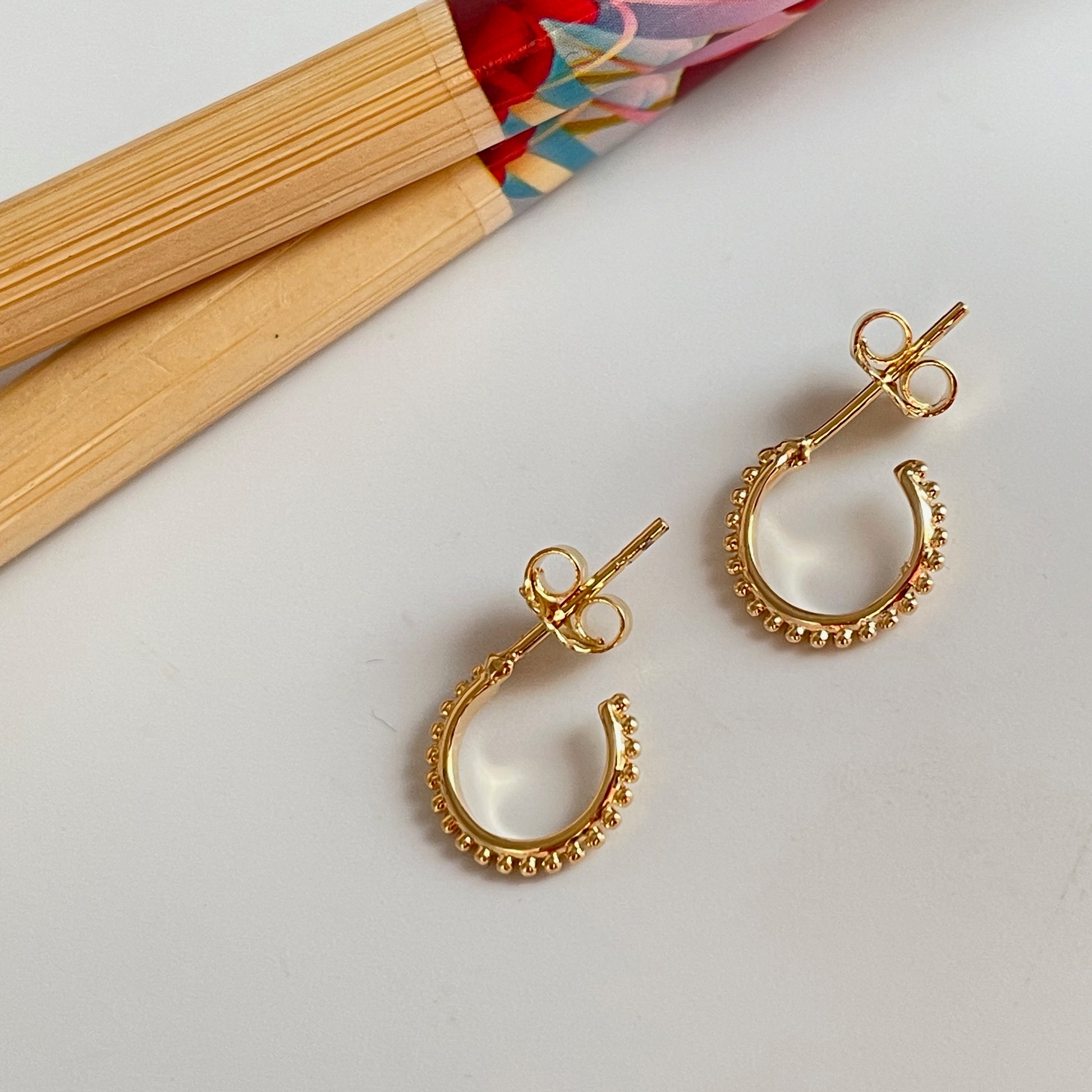 XO310 Aro Argolla con bolitas diá. 10 mm Grosor 1 mm Aro Baño Oro Aros Bañados hecho de Bronce Bañado en Oro 18K Joyas Bañadas en Oro