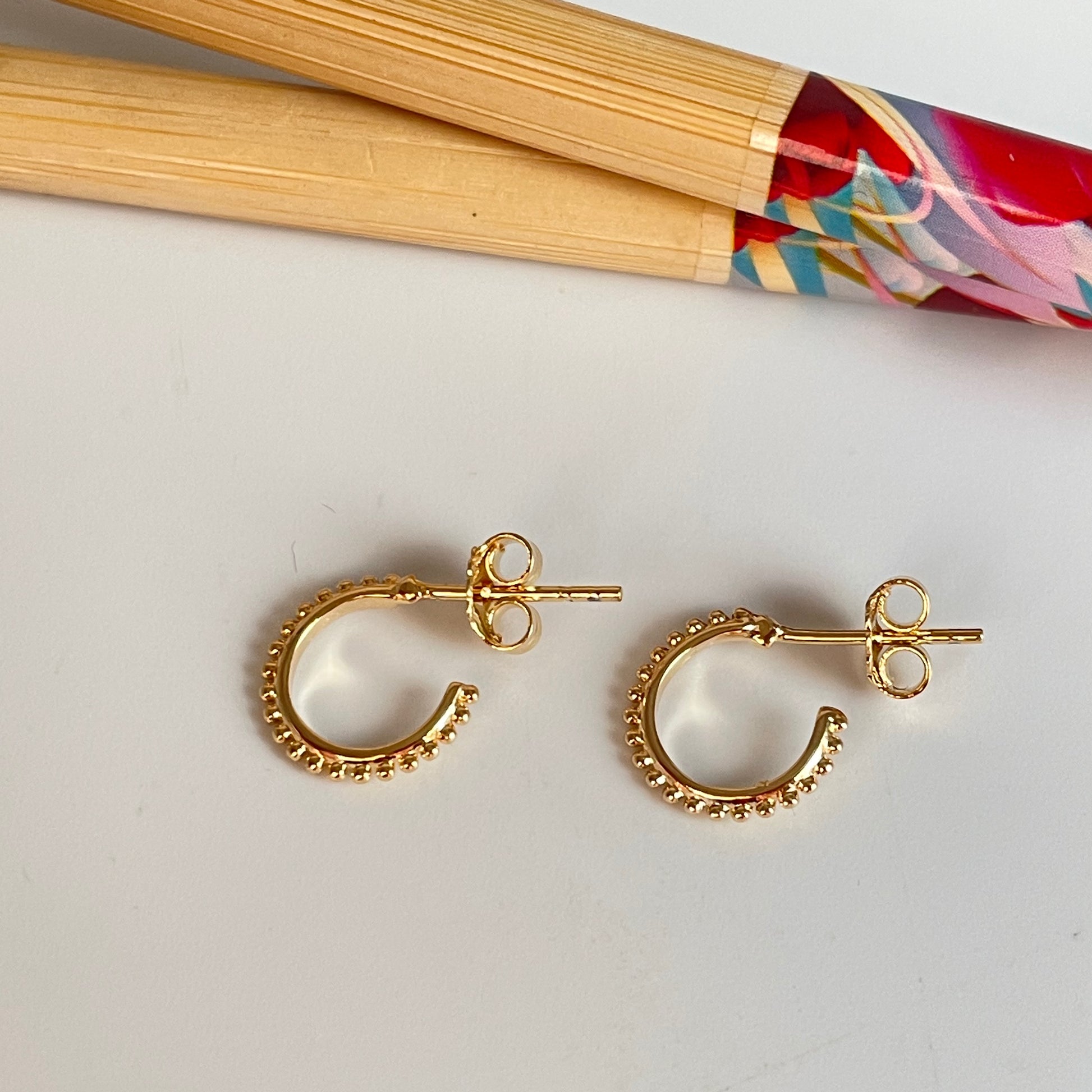 XO310 Aro Argolla con bolitas diá. 10 mm Grosor 1 mm Aro Baño Oro Aros Bañados hecho de Bronce Bañado en Oro 18K Joyas Bañadas en Oro