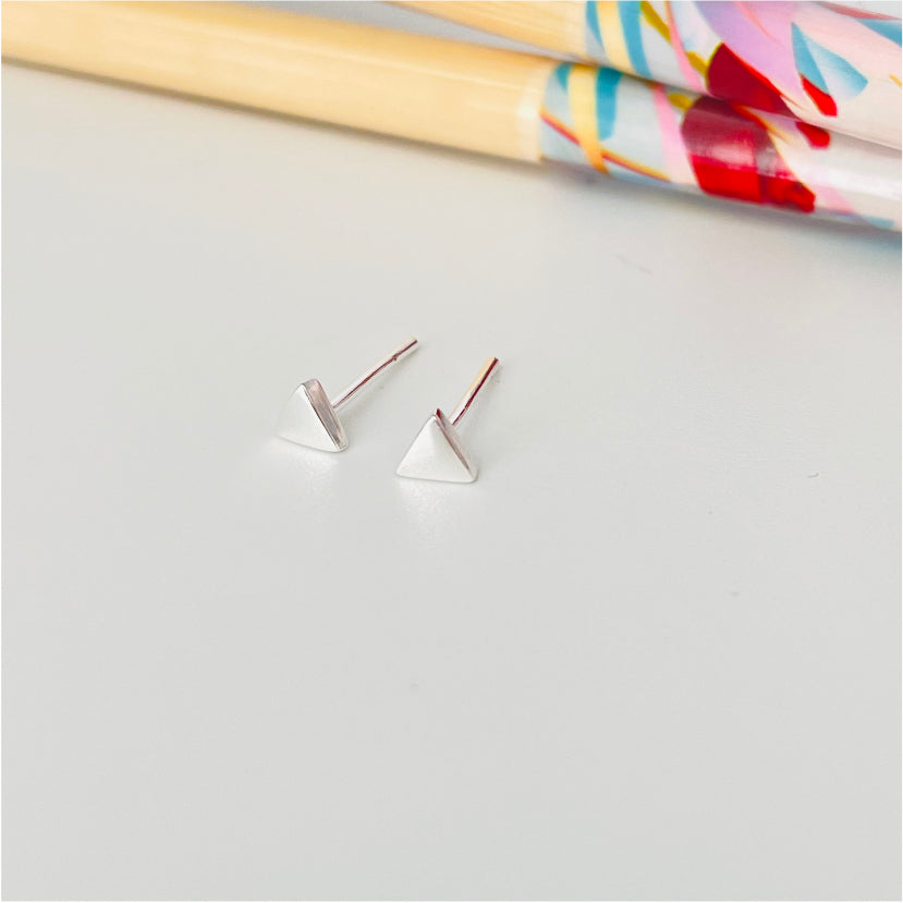 XP137 Aro Mini Triangulo 4 mm Aro Baño Plata Aros Bañados en Oro y Plata hecho de Bronce Bañado en Plata 50 ml Joyas Bañadas en Plata