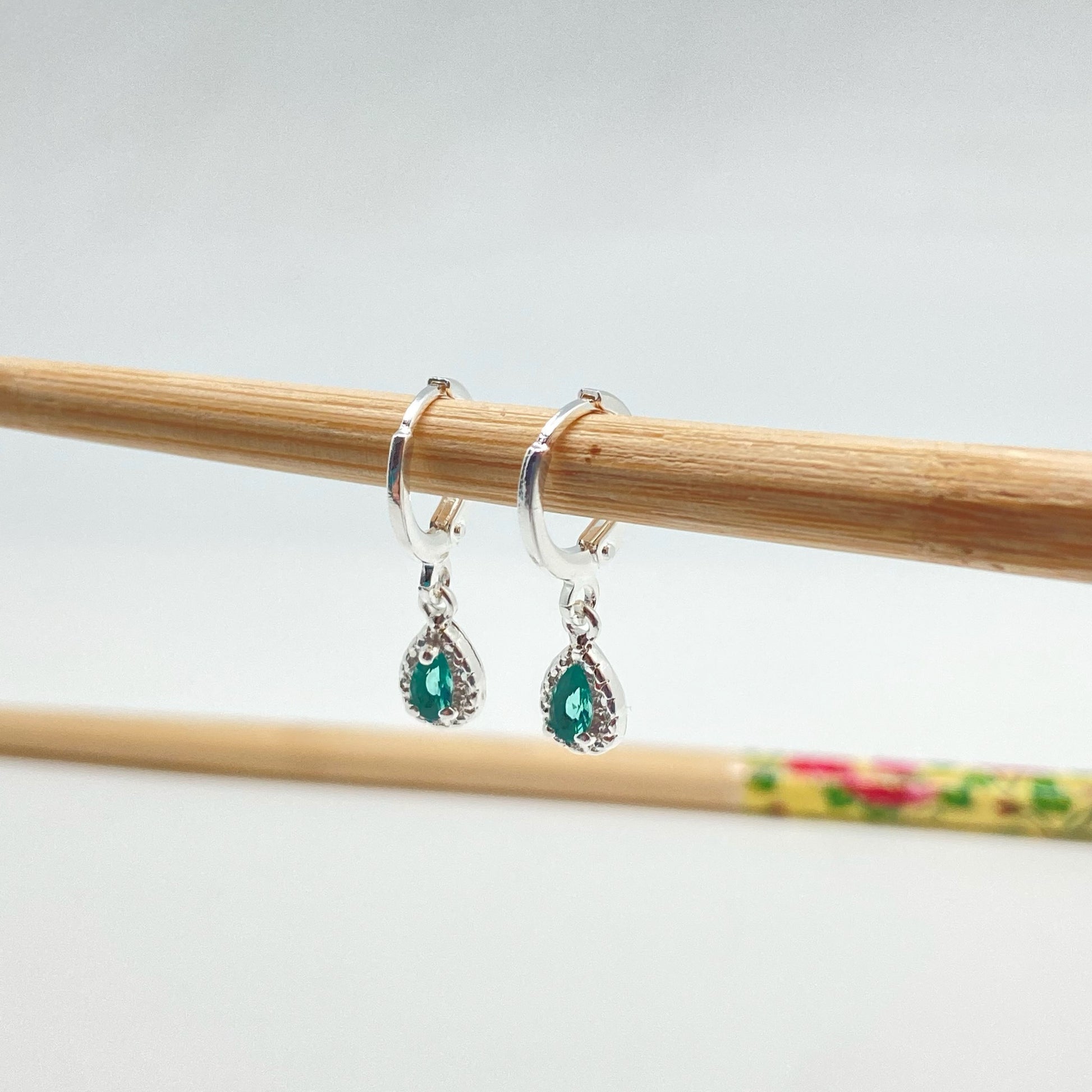XP235 Aro Argollita con Gota Circón Verde Turmalina Borde craquelado Argolla 12 mm Gota 8x6 mm Aro Baño Plata Aros Bañados hecho de Bronce Bañado en Plata 50 ml Joyas Bañadas en Plata