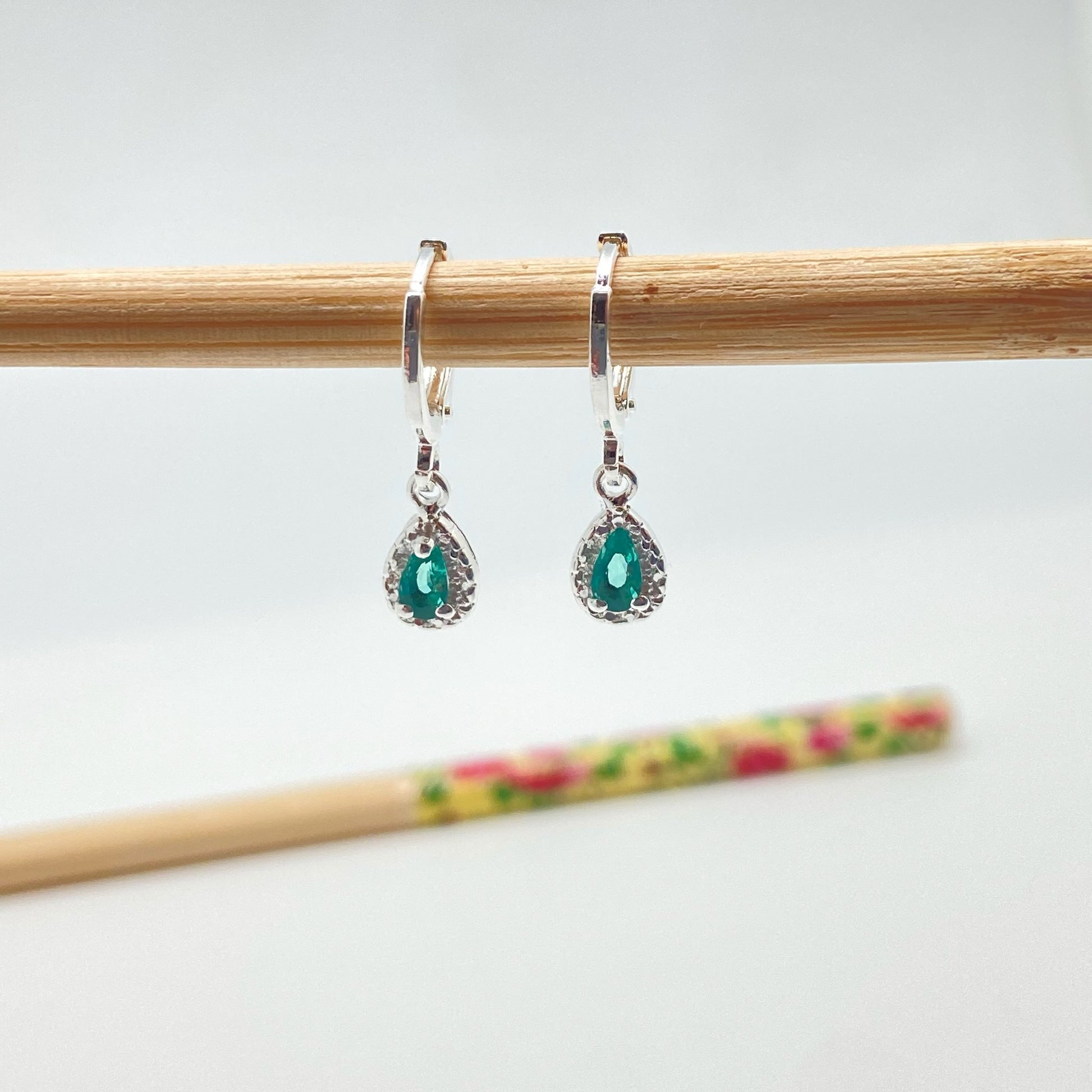 XP235 Aro Argollita con Gota Circón Verde Turmalina Borde craquelado Argolla 12 mm Gota 8x6 mm Aro Baño Plata Aros Bañados hecho de Bronce Bañado en Plata 50 ml Joyas Bañadas en Plata