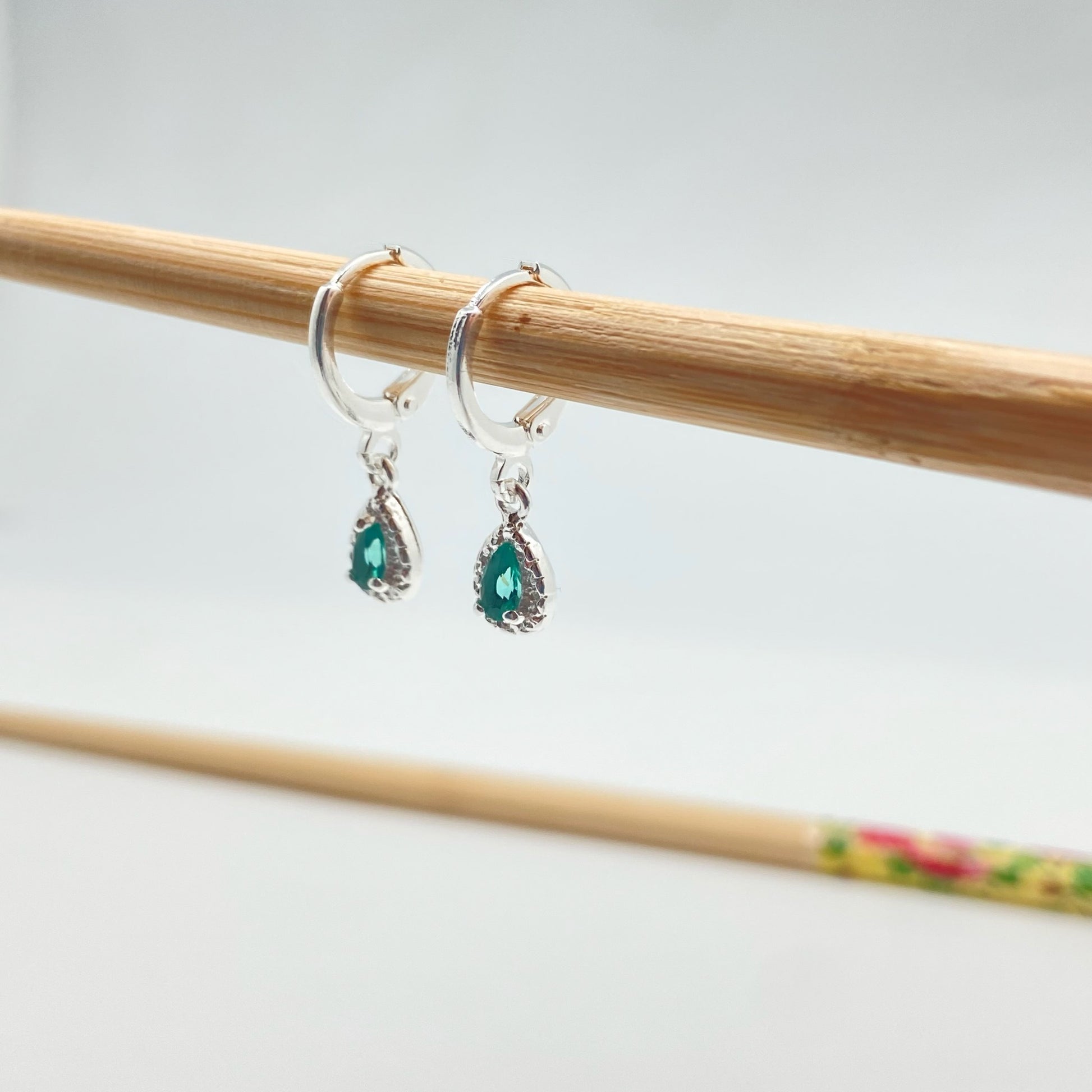 XP235 Aro Argollita con Gota Circón Verde Turmalina Borde craquelado Argolla 12 mm Gota 8x6 mm Aro Baño Plata Aros Bañados hecho de Bronce Bañado en Plata 50 ml Joyas Bañadas en Plata