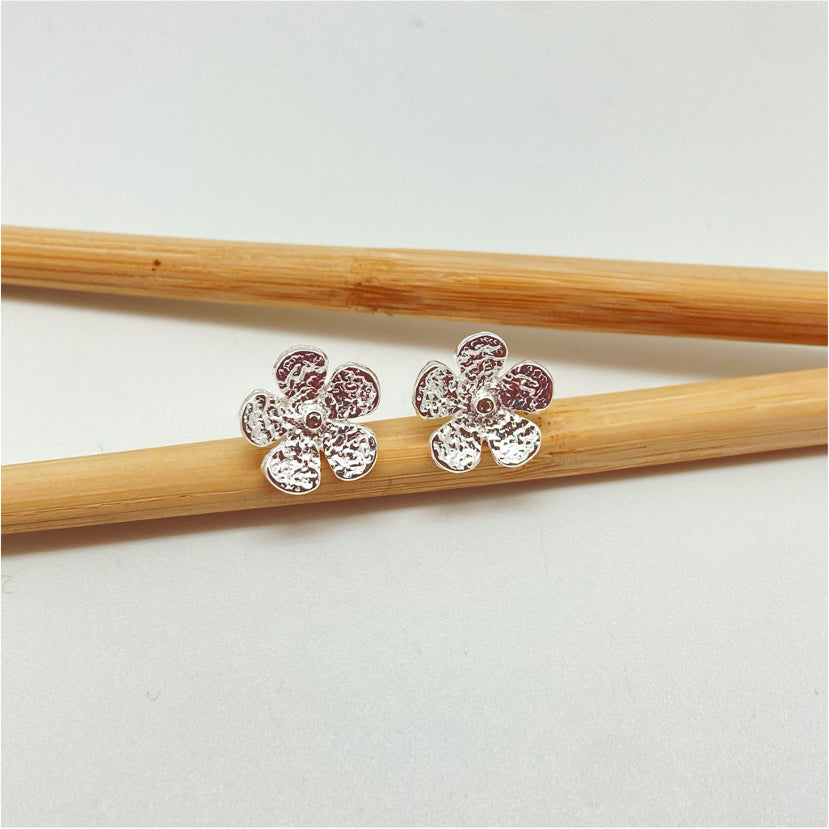XP252 Aro Flor 5 Pétalos craquelada punto en el centro 13 mm Aro Baño Plata Aros Bañados hecho de Bronce Bañado en Plata 50 ml Joyas Bañadas en Plata