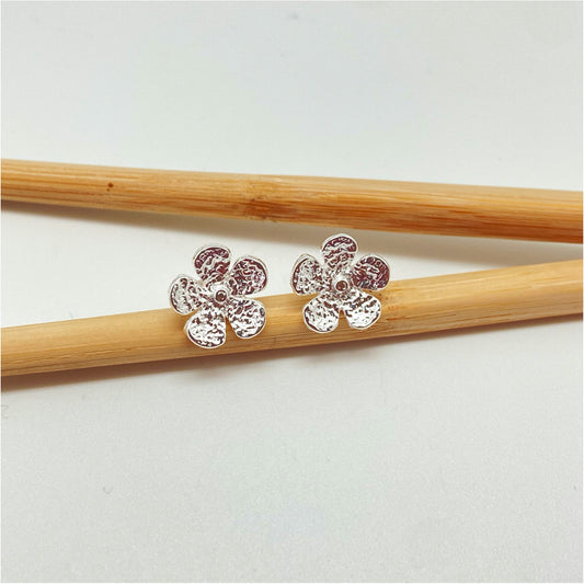 XP252 Aro Flor 5 Pétalos craquelada punto en el centro 13 mm Aro Baño Plata Aros Bañados hecho de Bronce Bañado en Plata 50 ml Joyas Bañadas en Plata