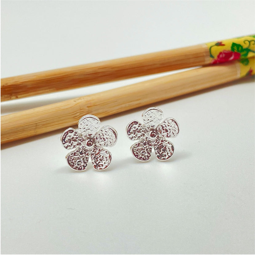 XP252 Aro Flor 5 Pétalos craquelada punto en el centro 13 mm Aro Baño Plata Aros Bañados hecho de Bronce Bañado en Plata 50 ml Joyas Bañadas en Plata