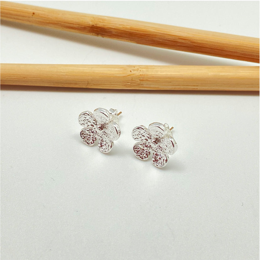 XP252 Aro Flor 5 Pétalos craquelada punto en el centro 13 mm Aro Baño Plata Aros Bañados hecho de Bronce Bañado en Plata 50 ml Joyas Bañadas en Plata